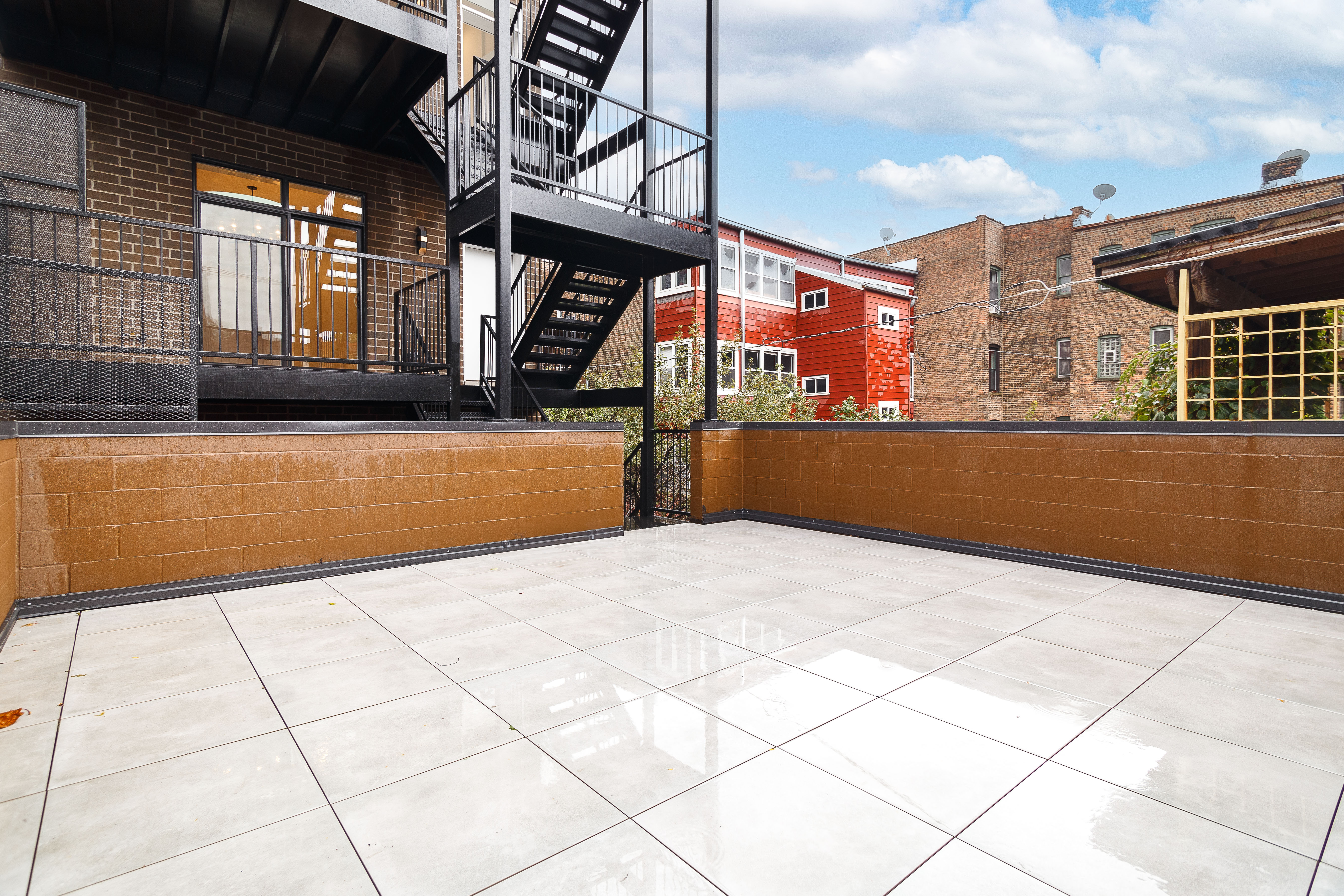  Experience Elevated Living in this Sun-filled Second-floor Simplex - 物件實景