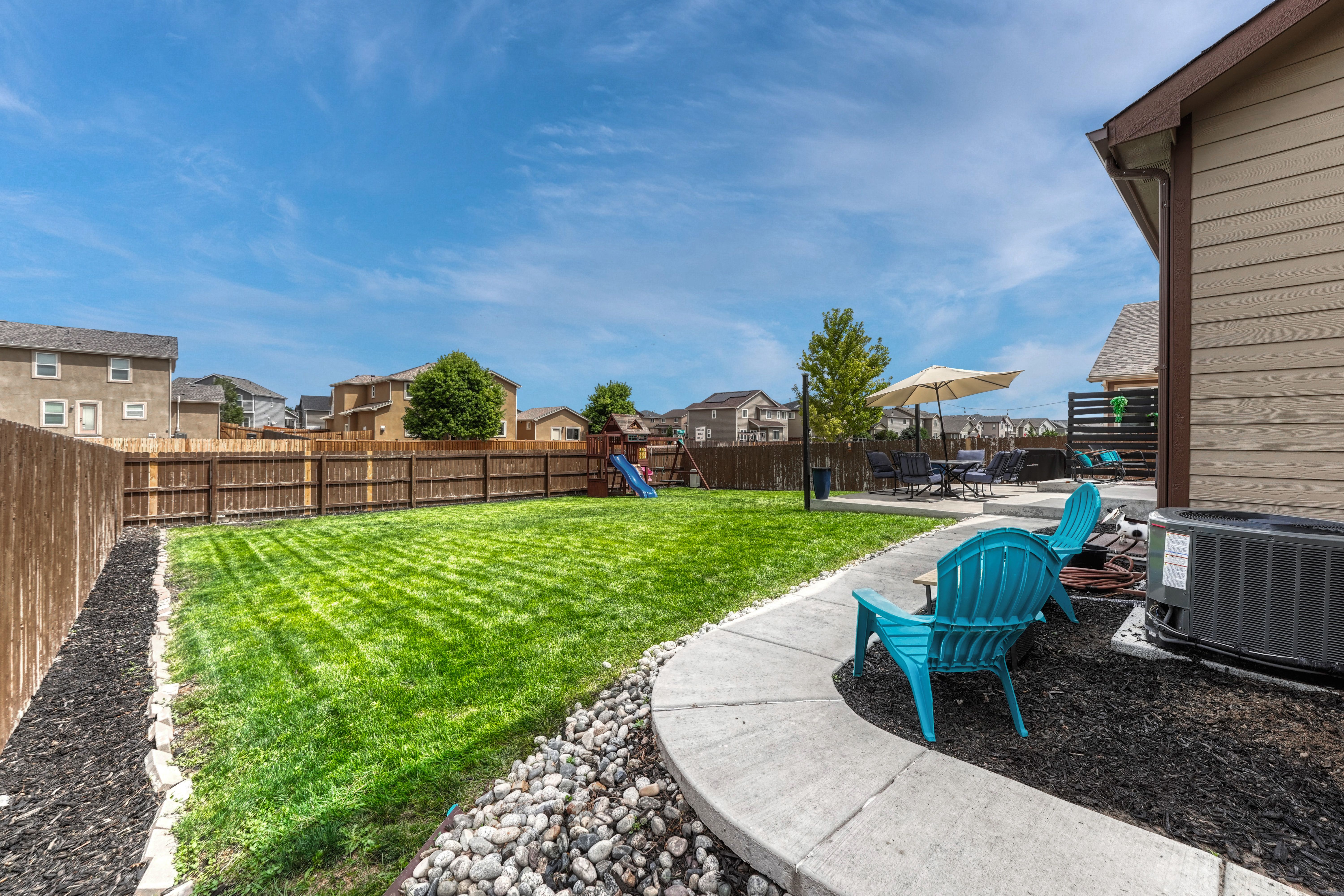  Exceptionally Updated Residence in The Meadows at Lorson Ranch - 物件實景