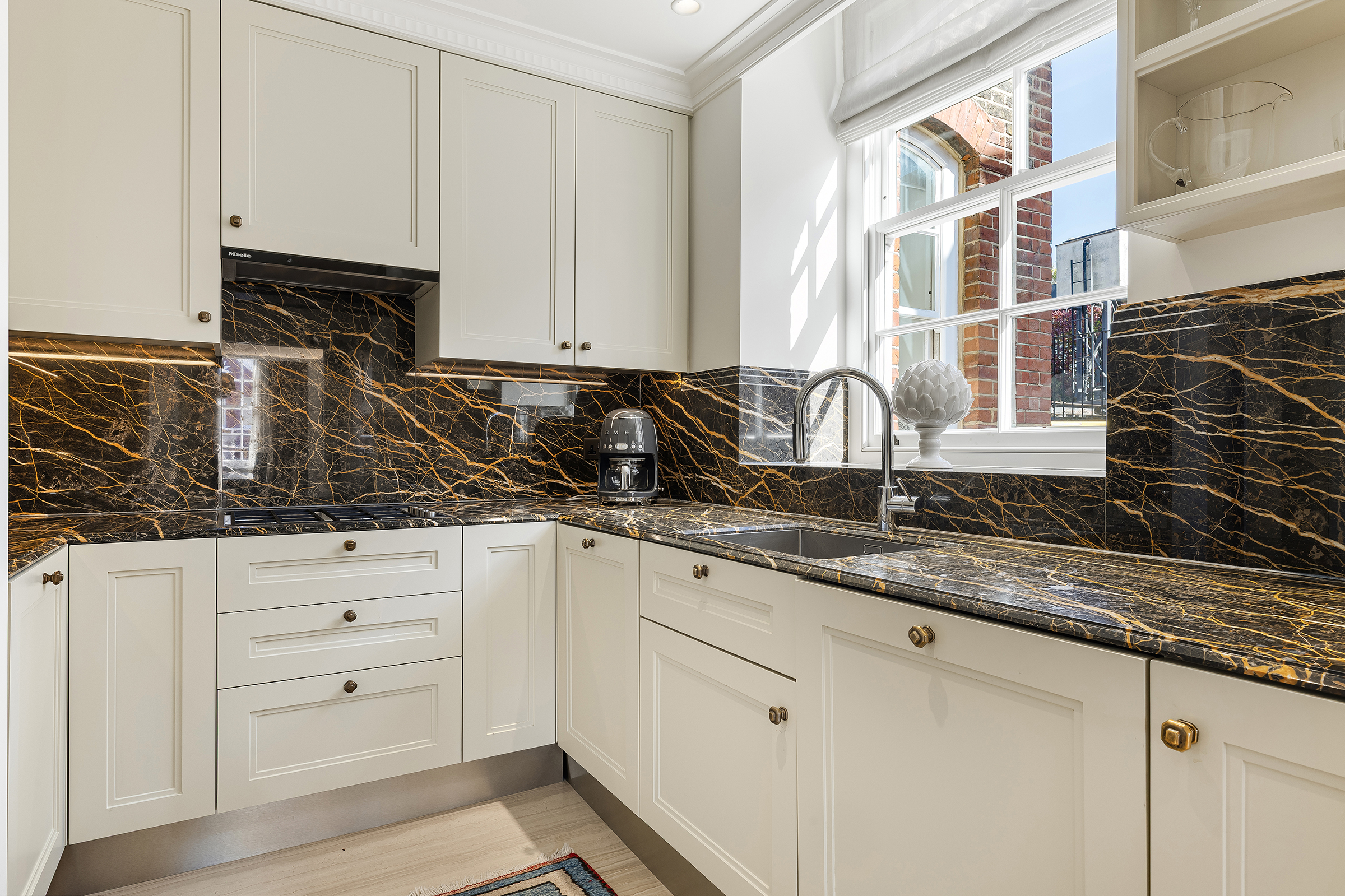  A Beautifully Refurbished Lateral Apartment with Balcony on Pont Street - 物件實景