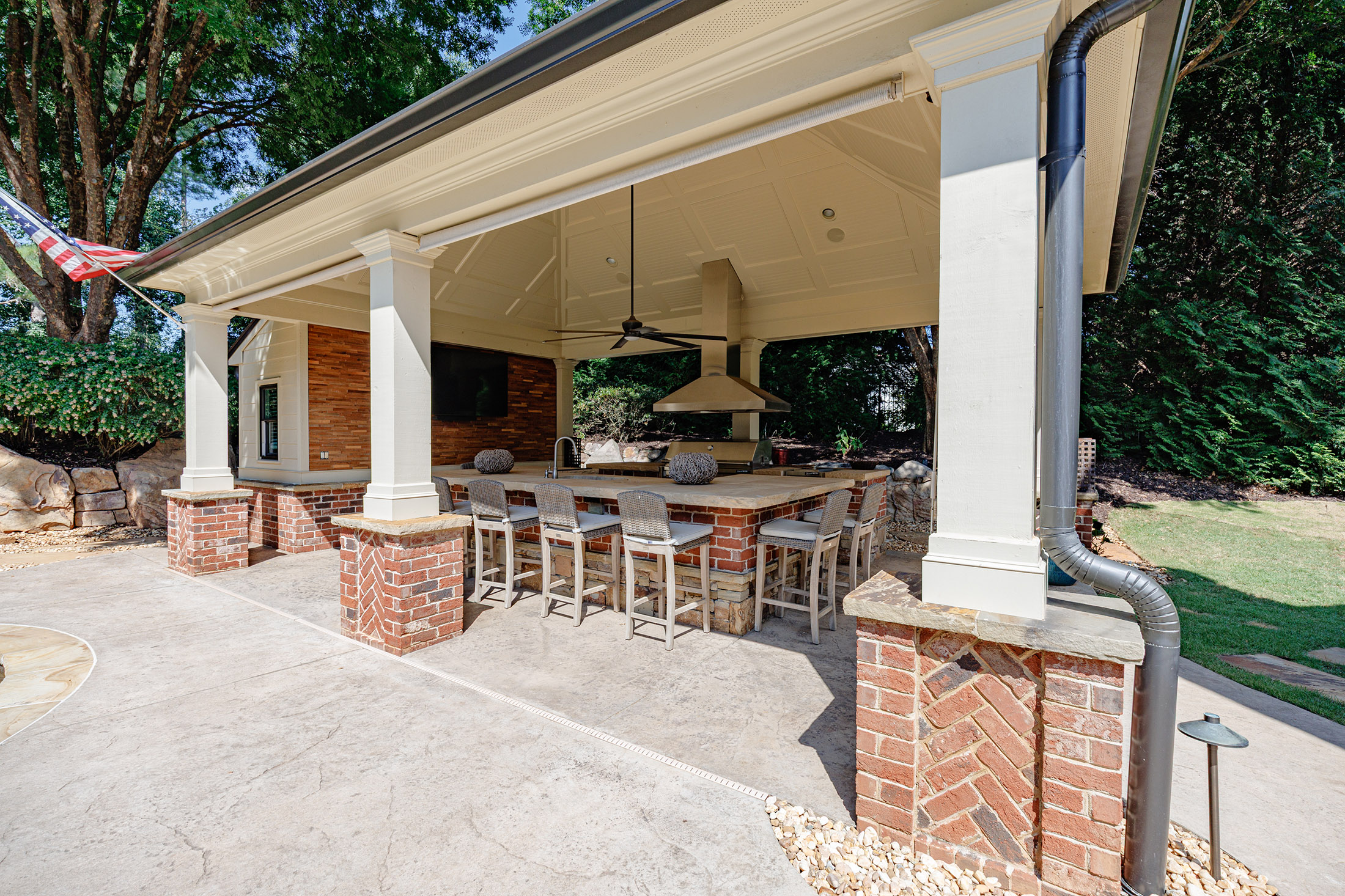  Impressive Brick Estate on a Private Wooded 1+/- Acre Lot in The Manor - 物件實景