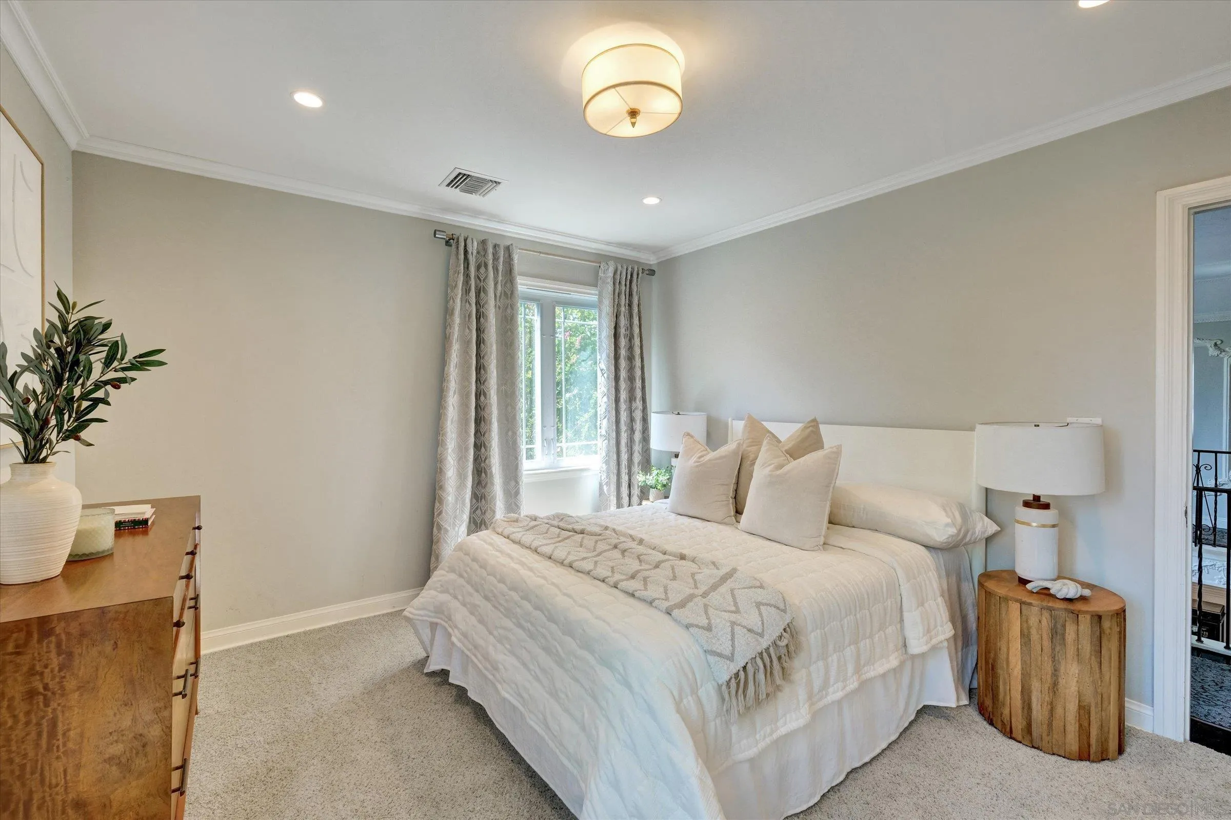 Los Angeles, California, 90027, United States, 4 Bedrooms Bedrooms, ,4 BathroomsBathrooms,Residential,For Sale,1924744