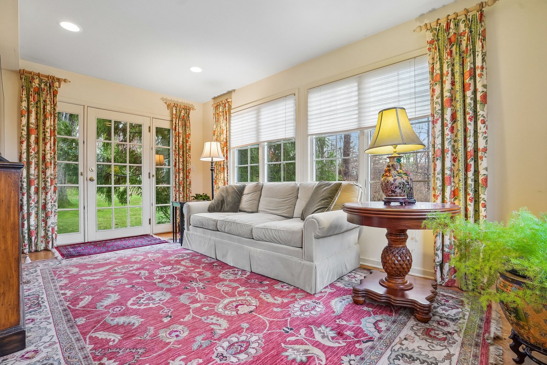  Classic Center Hall Colonial Privately Set on 1.2 Acres - 物件實景