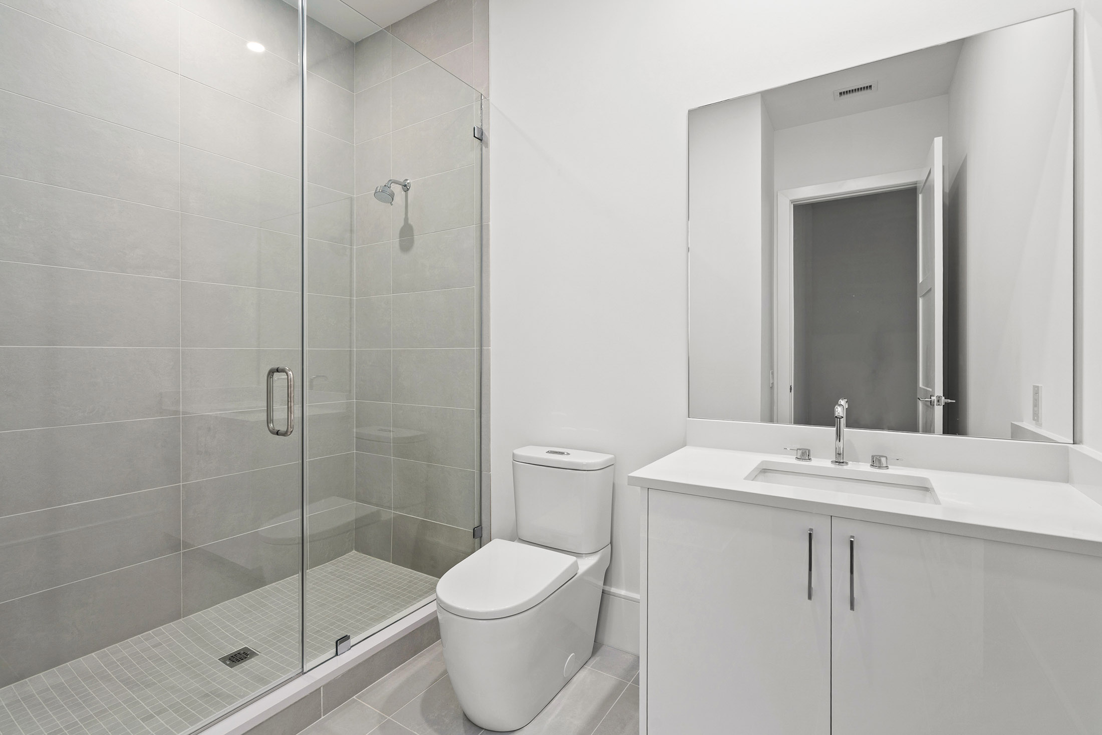  Stunning 17th Floor Corner Unit with Architectural Upgrades - 物件實景