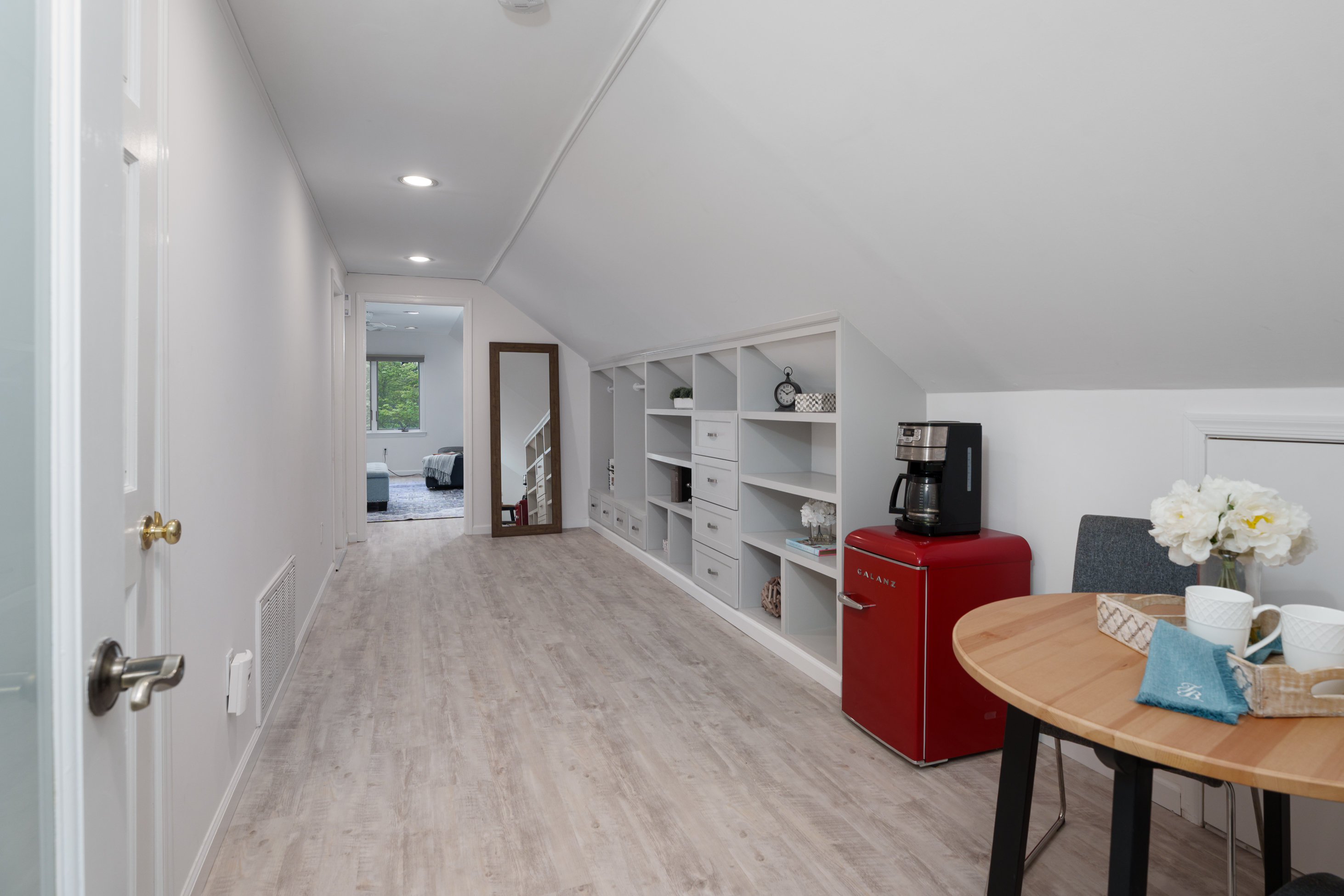  Coveted Western Section Mid-Century Modern Home with an Adaptable Floor Plan - 物件實景