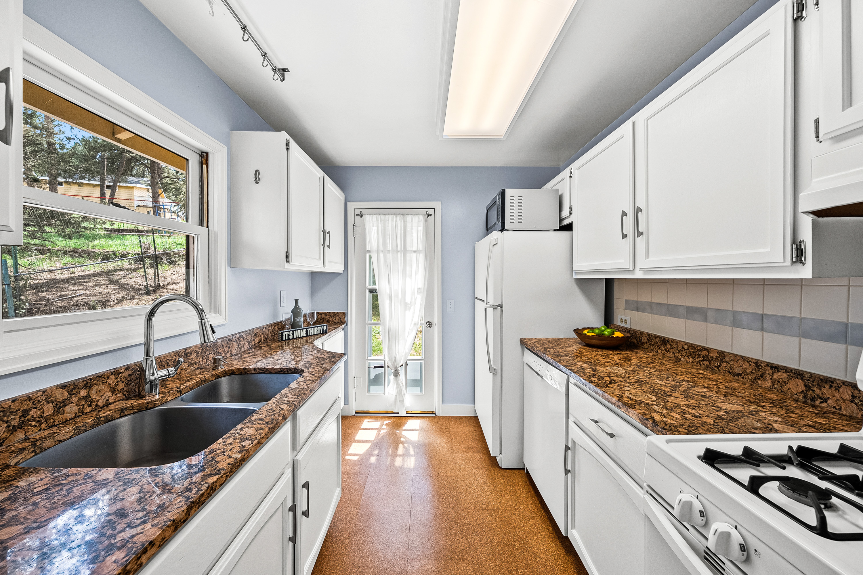  Rare Opportunity to Own 2 Homes Just Steps Away from Coveted Evergreen Lake - 物件實景