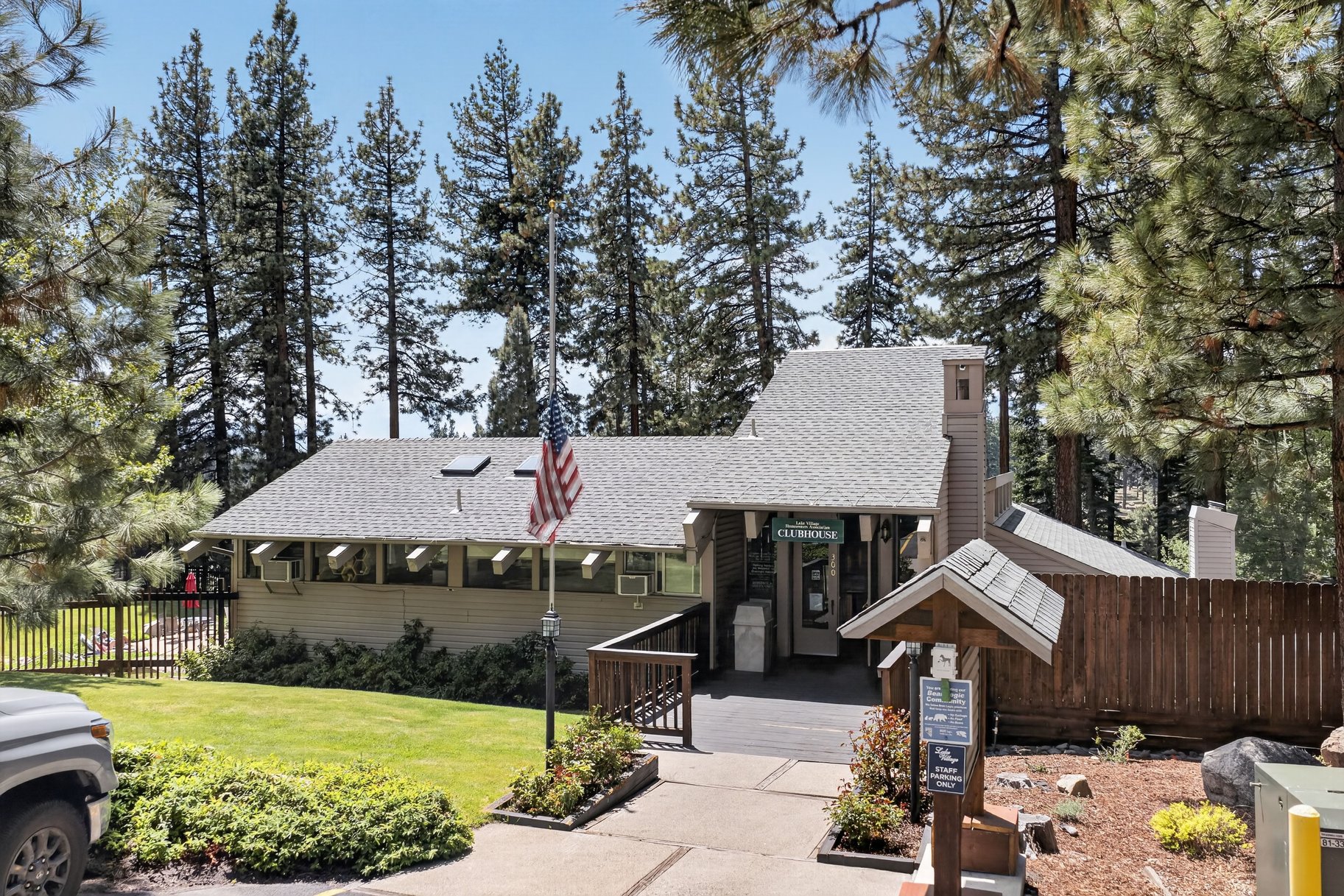  Expansive Nevada-Side Tahoe Retreat in Coveted Lake Village Setting - 物件實景