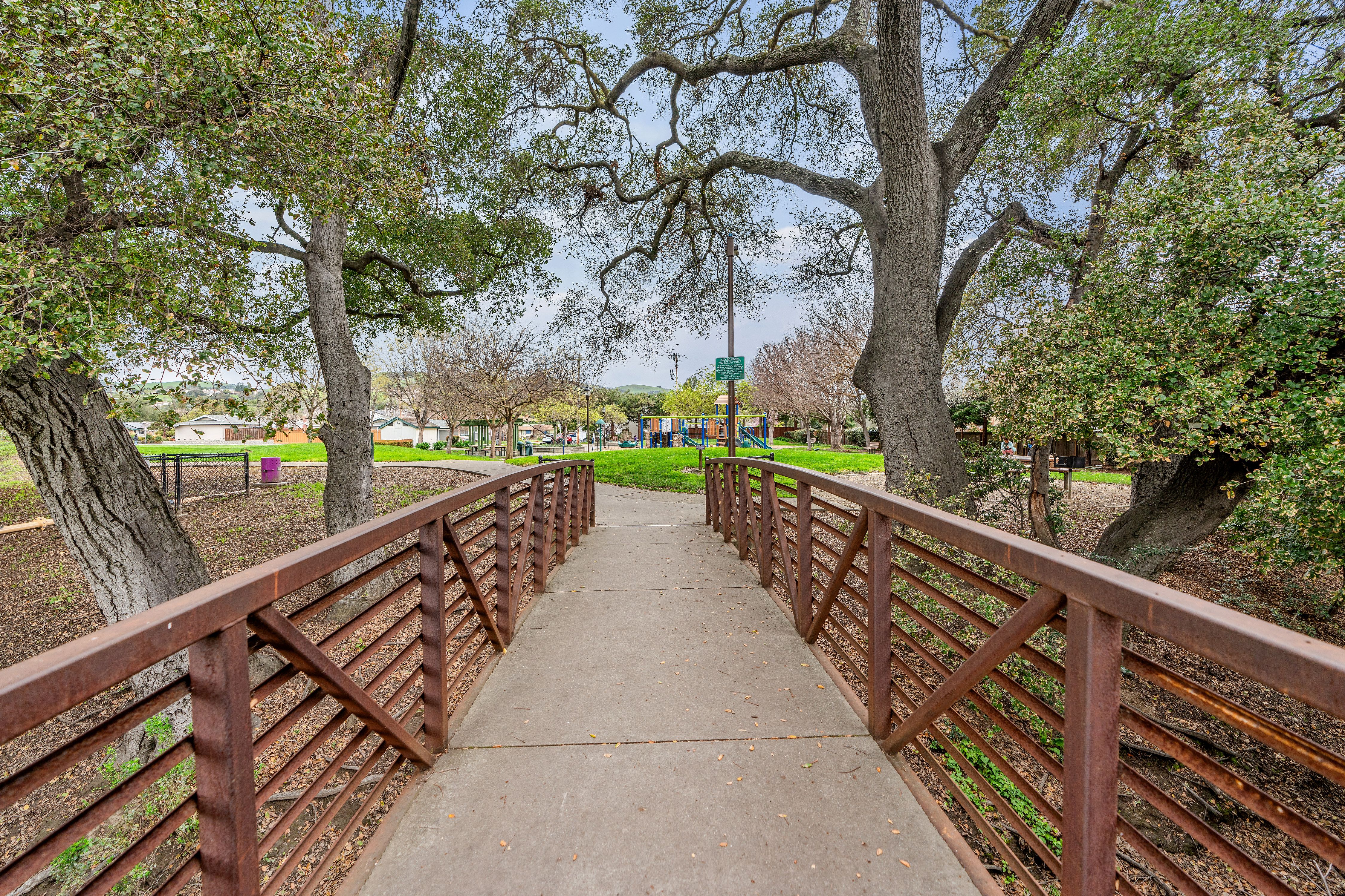 Private, Updated Townhome Surrounded by Majestic Trees - 物件實景