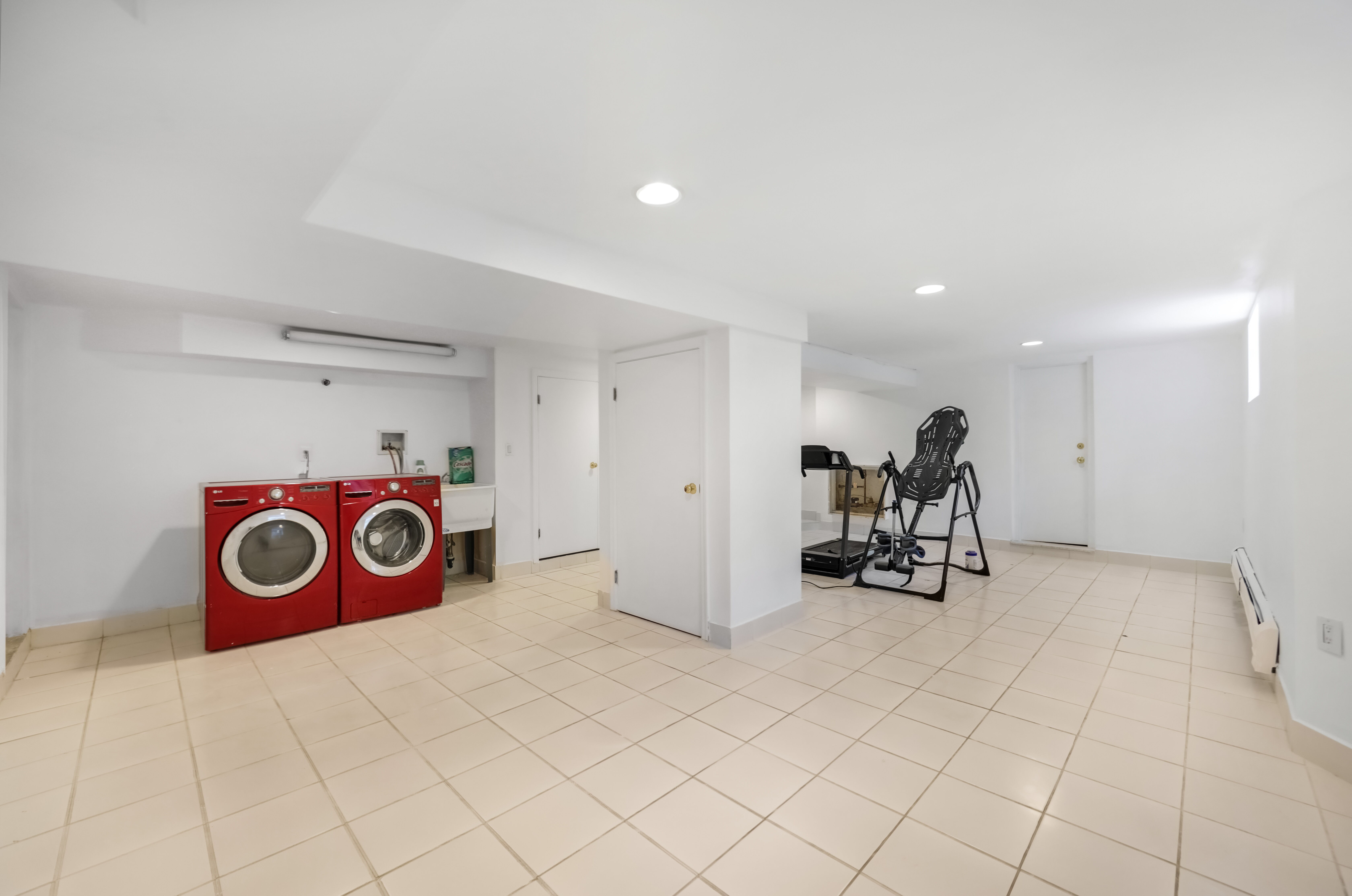 Fort Lee, New Jersey, 07024, United States, 5 Bedrooms Bedrooms, ,4 BathroomsBathrooms,Residential,For Sale,1981309