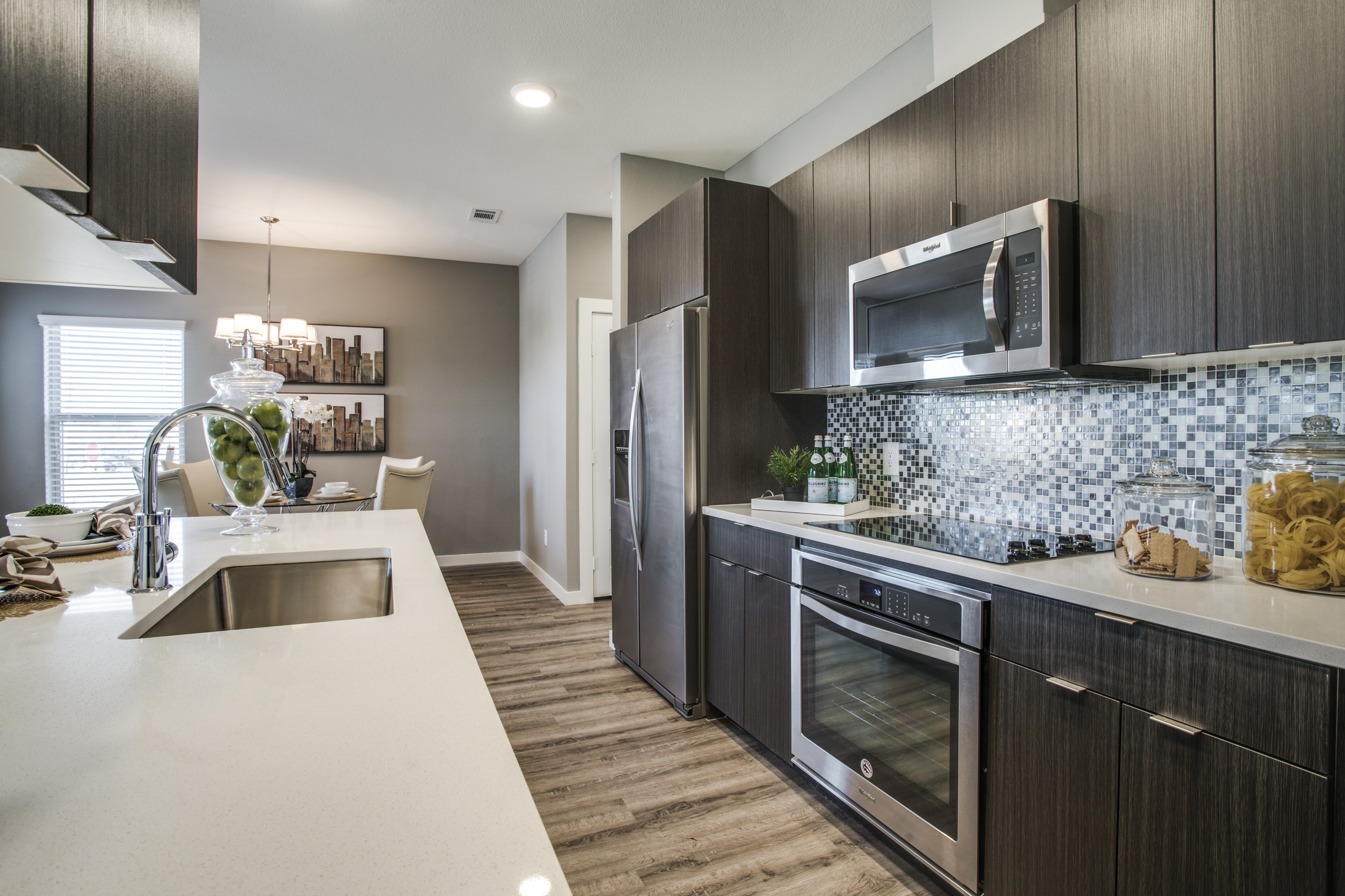  Welcome to this Beautifully Designed 3-bedroom, 2.5-bath Townhouse - 物件實景
