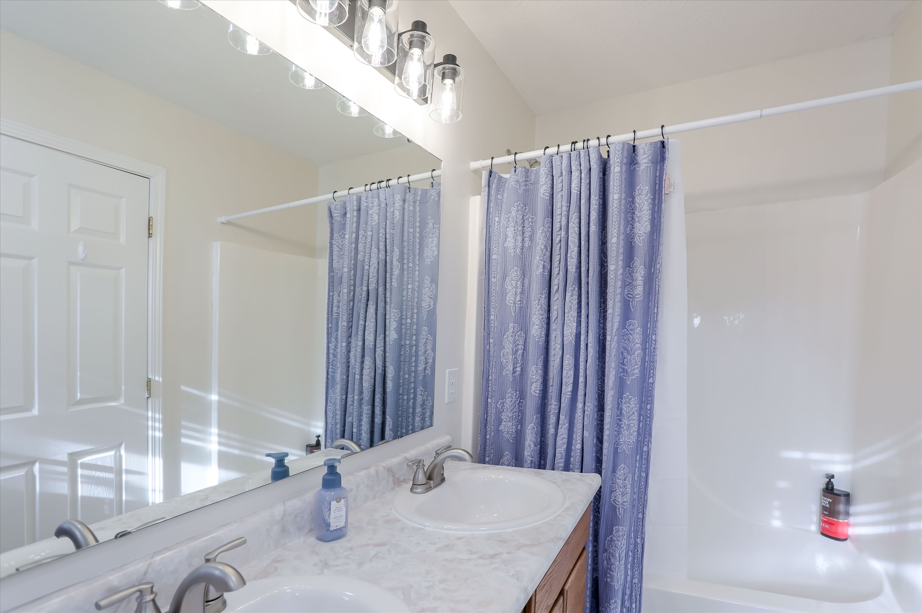  Fresh & Updated 4 Bedroom Avon Home - 物件實景