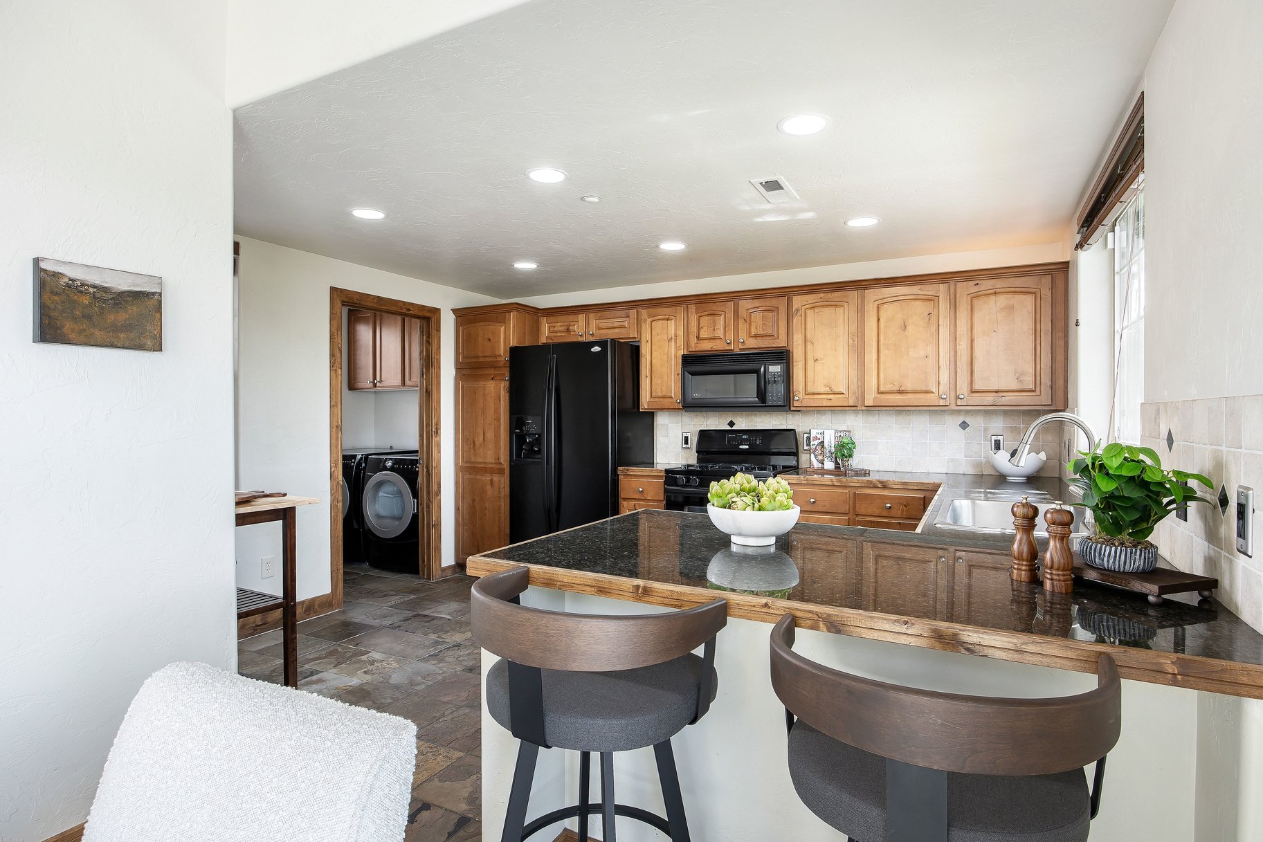  Exceptional Fox Point Townhome with Mountain Views & Prime Location - 物件實景