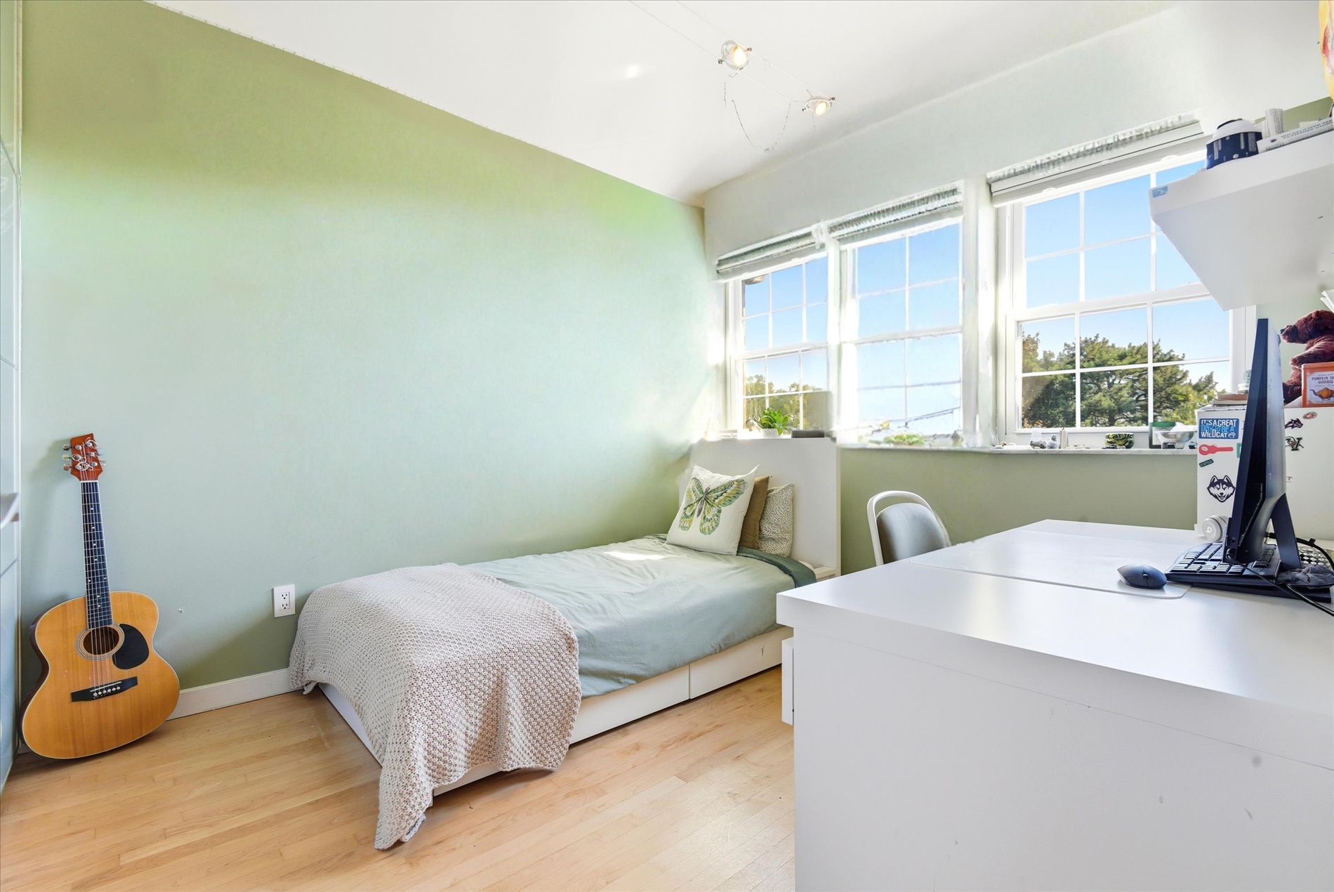 Howard Beach, New York, 11414, United States, 3 Bedrooms Bedrooms, ,2 BathroomsBathrooms,Residential,For Sale,2010836