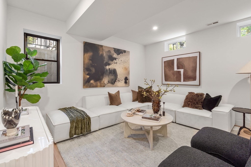 Newton, Massachusetts, 02458, United States, 4 Bedrooms Bedrooms, ,4 BathroomsBathrooms,Residential,For Sale,1991702