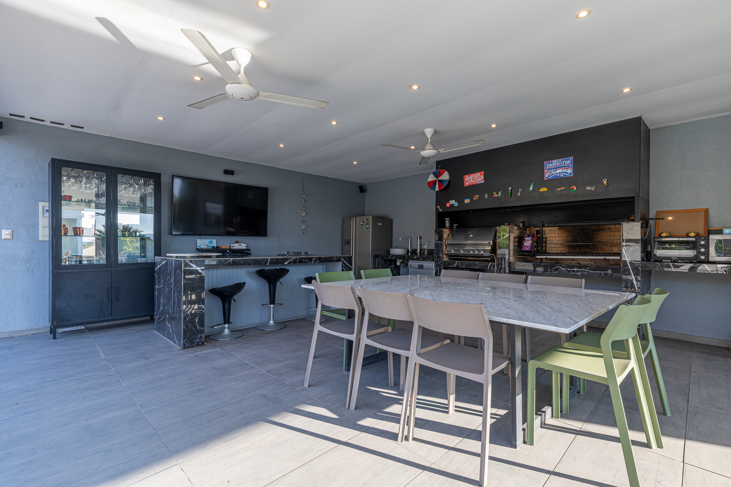  Mediterranean-style home with a barbecue are and swimming pool - 物件實景