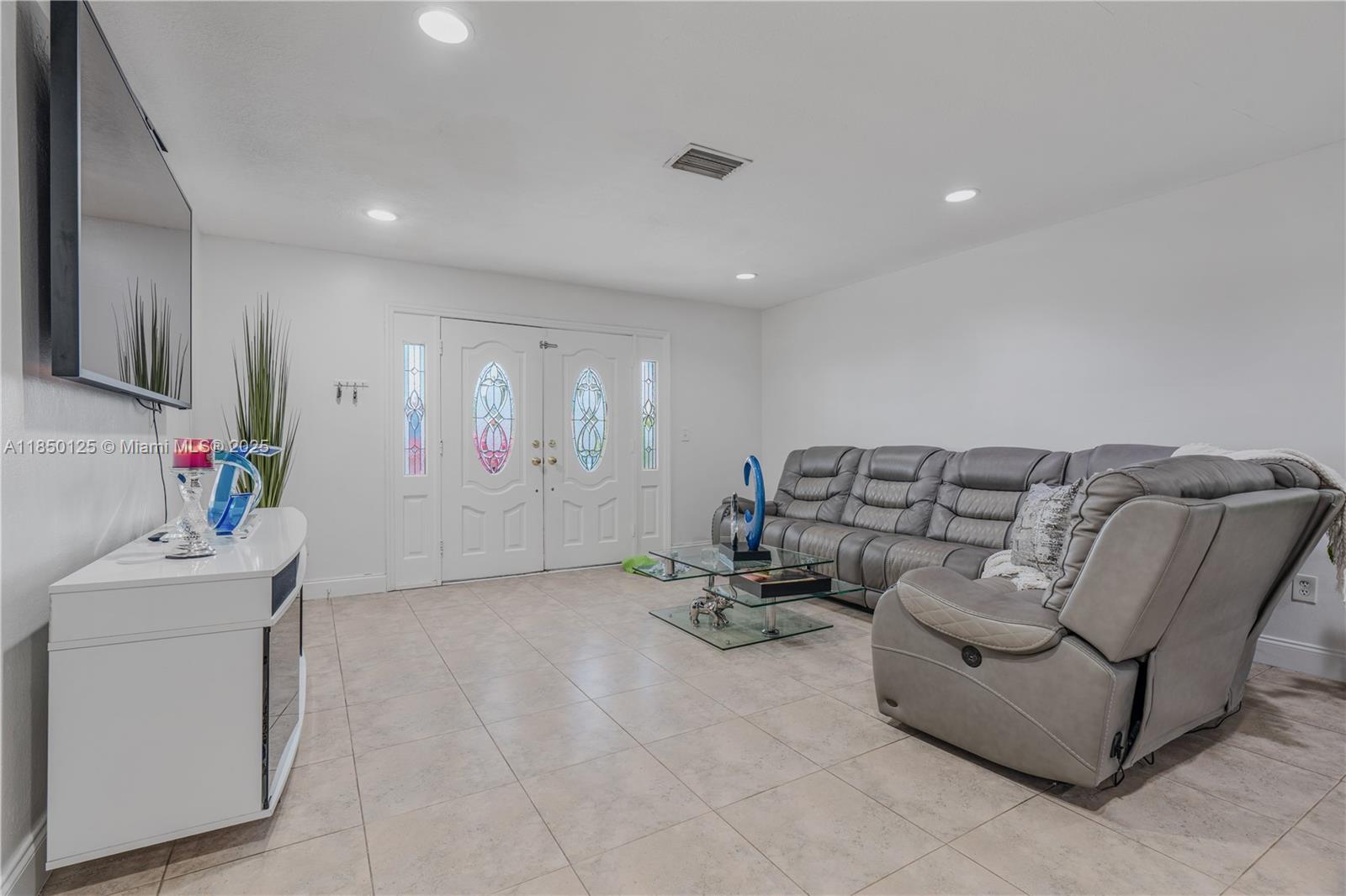 Miami, Florida, 33165, United States, 3 Bedrooms Bedrooms, ,2 BathroomsBathrooms,Residential,For Sale,1906706