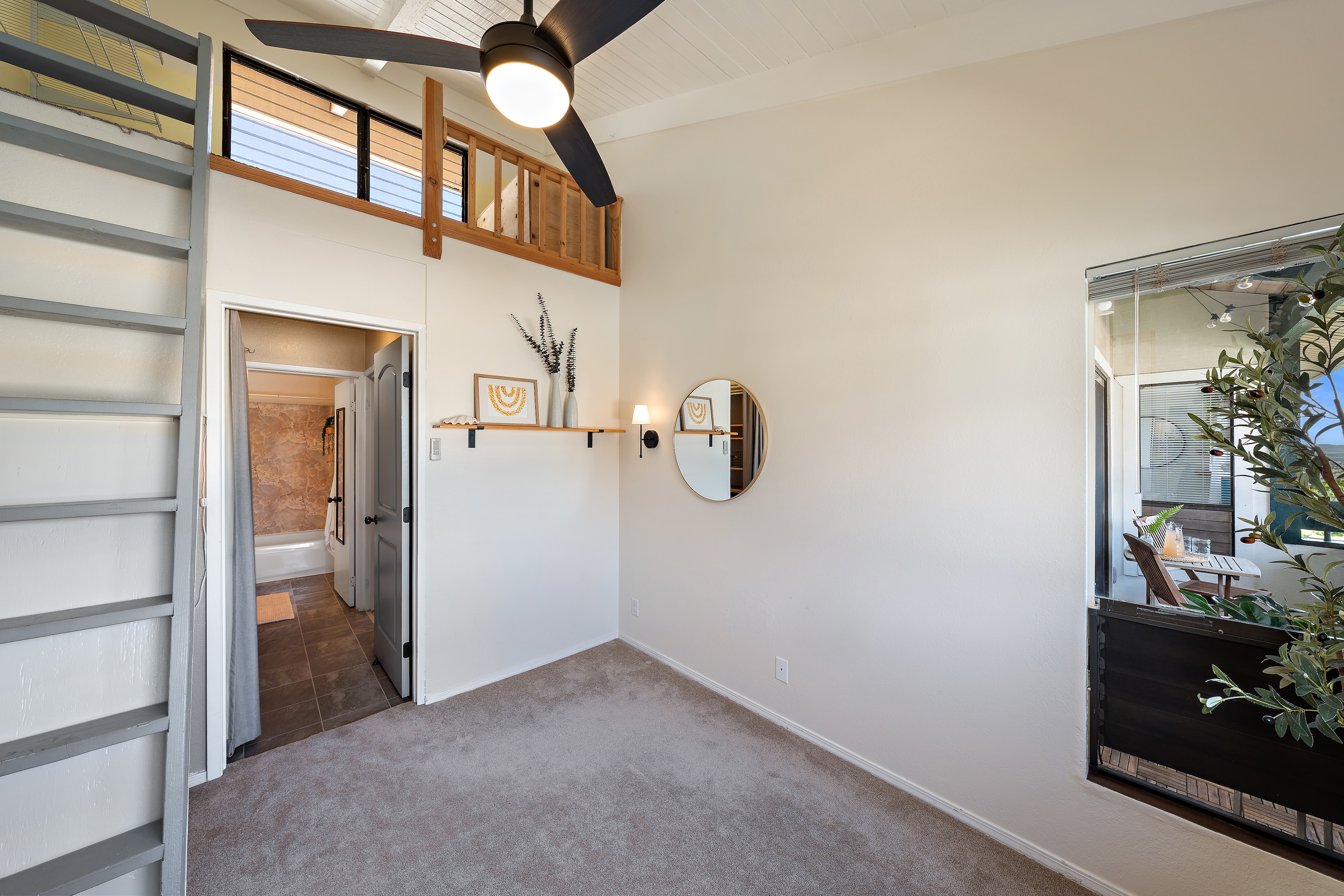  Centrally Located Living with Vaulted Ceilings and Views - 物件實景