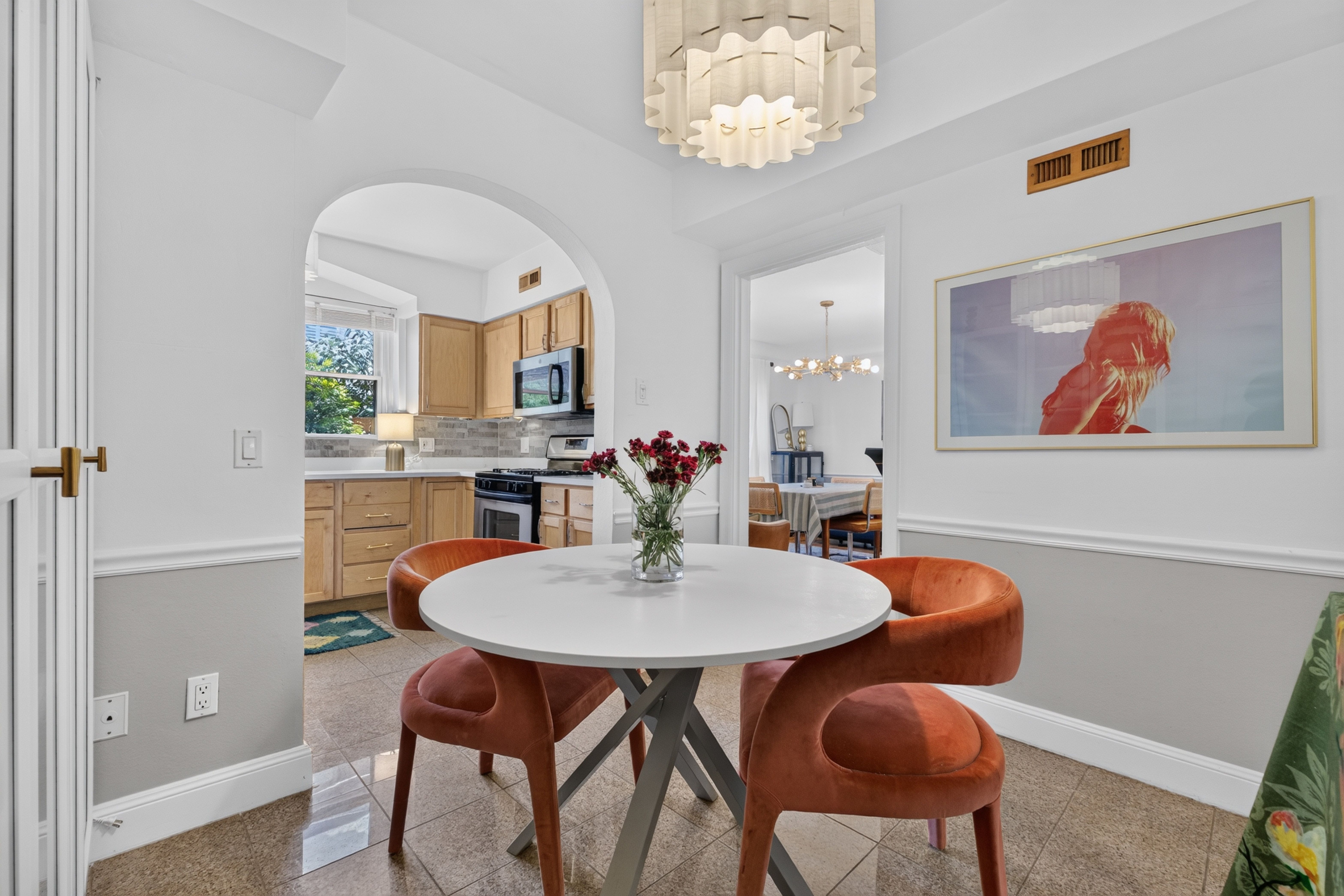  Spacious, Modern, and Move-In Ready Main Floor Condo - 物件實景