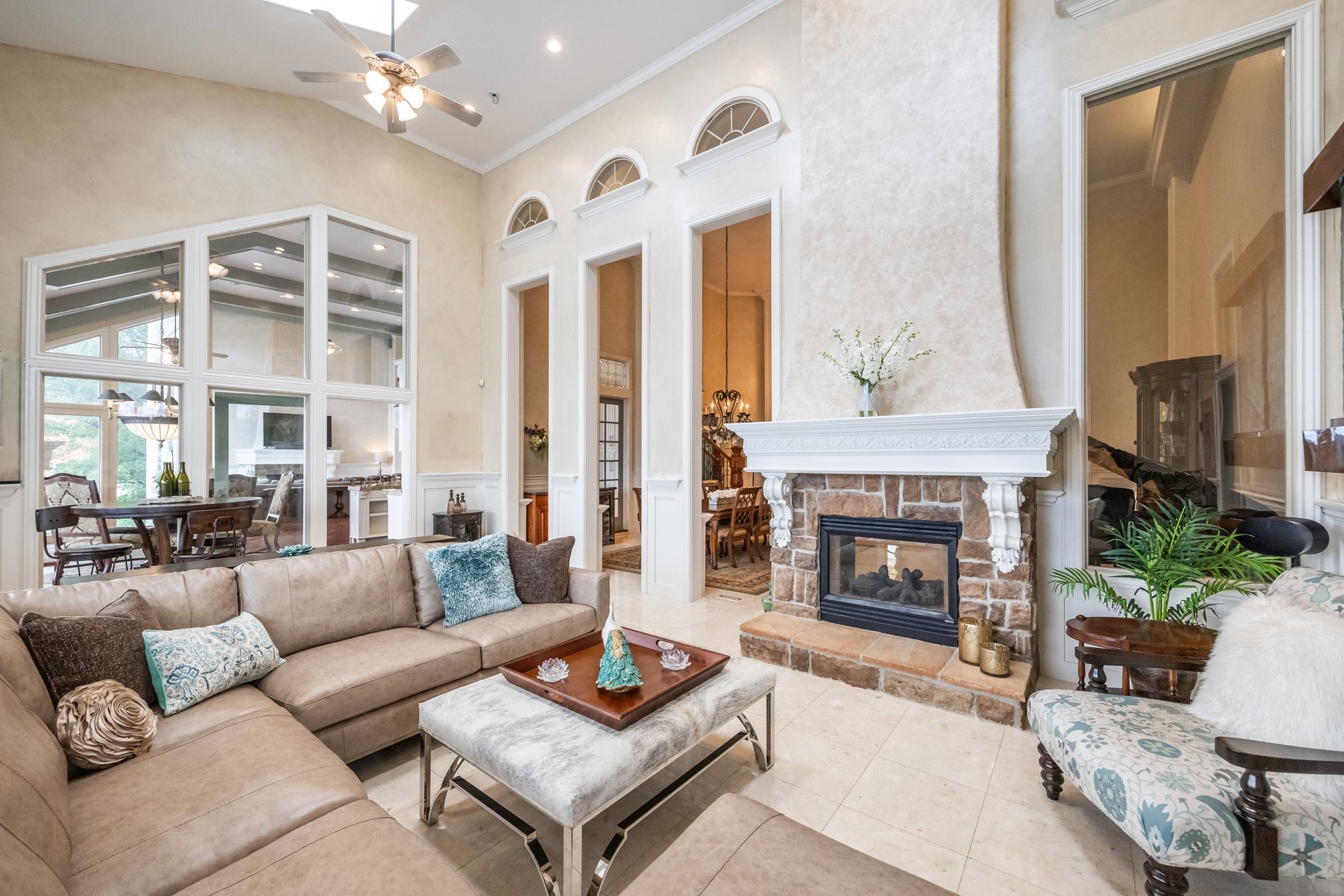  Stately Gated-Community Estate on Nearly Half an Acre: Vaulted Ceilings, Valley - 物件實景