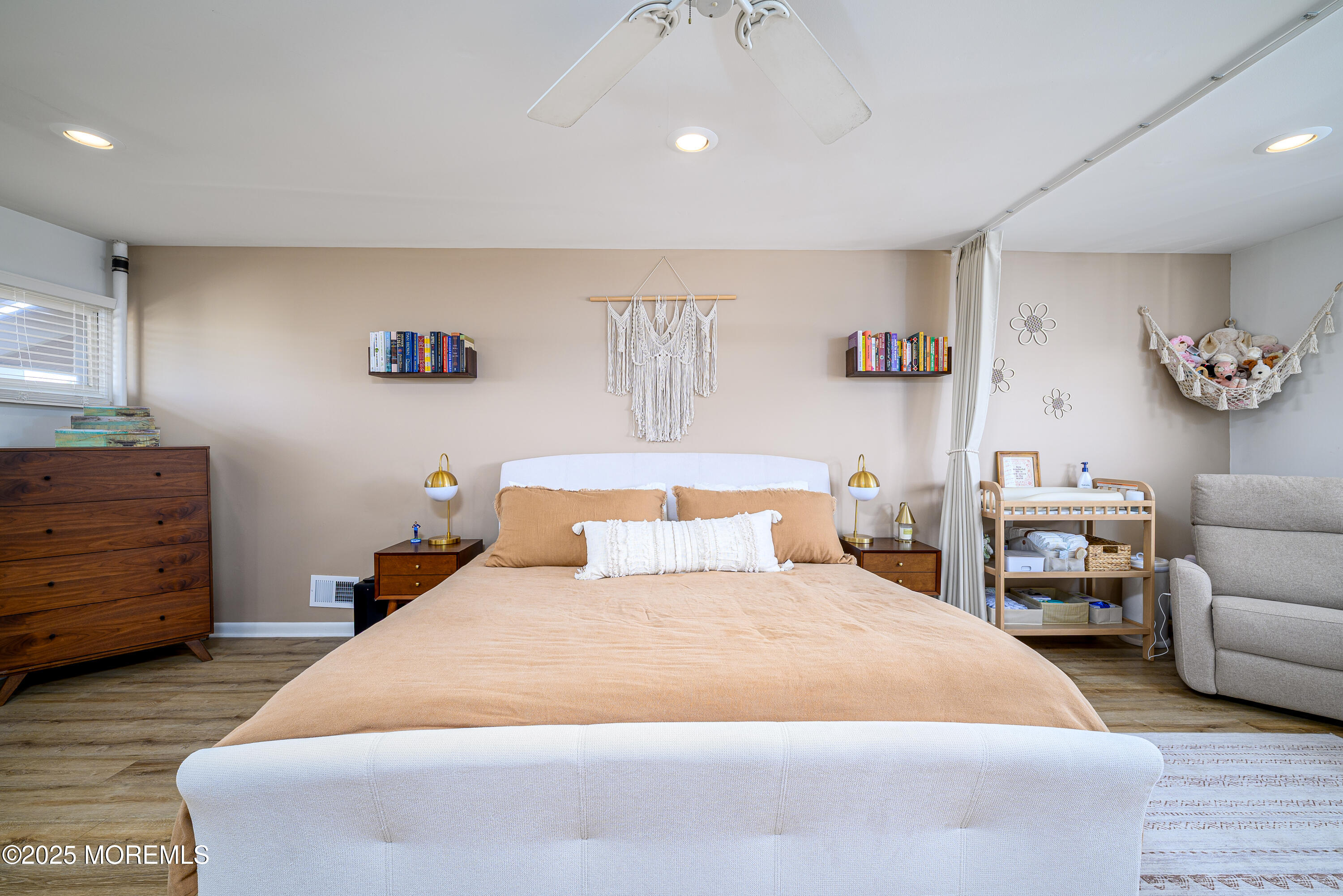 Red Bank, New Jersey, 07701, United States, 2 Bedrooms Bedrooms, ,3 BathroomsBathrooms,Residential,For Sale,1970602