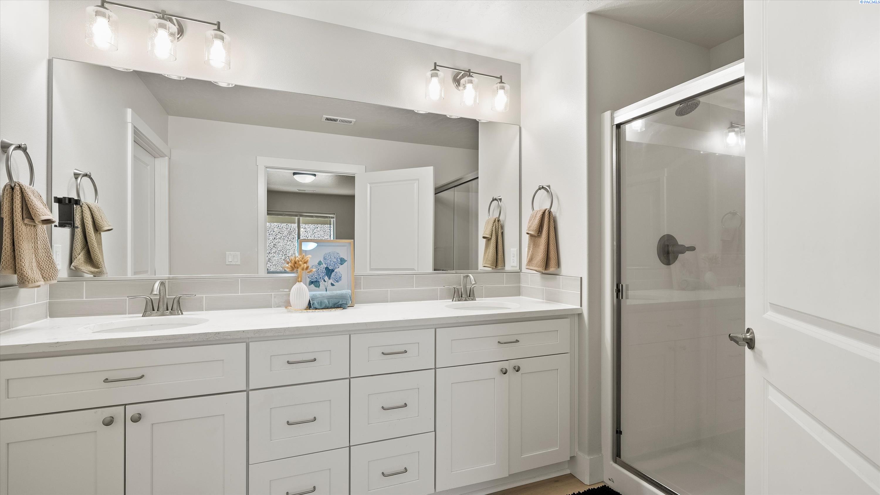 Kennewick, Washington, 99338, United States, 4 Bedrooms Bedrooms, ,1 BathroomBathrooms,Residential,For Sale,1918004