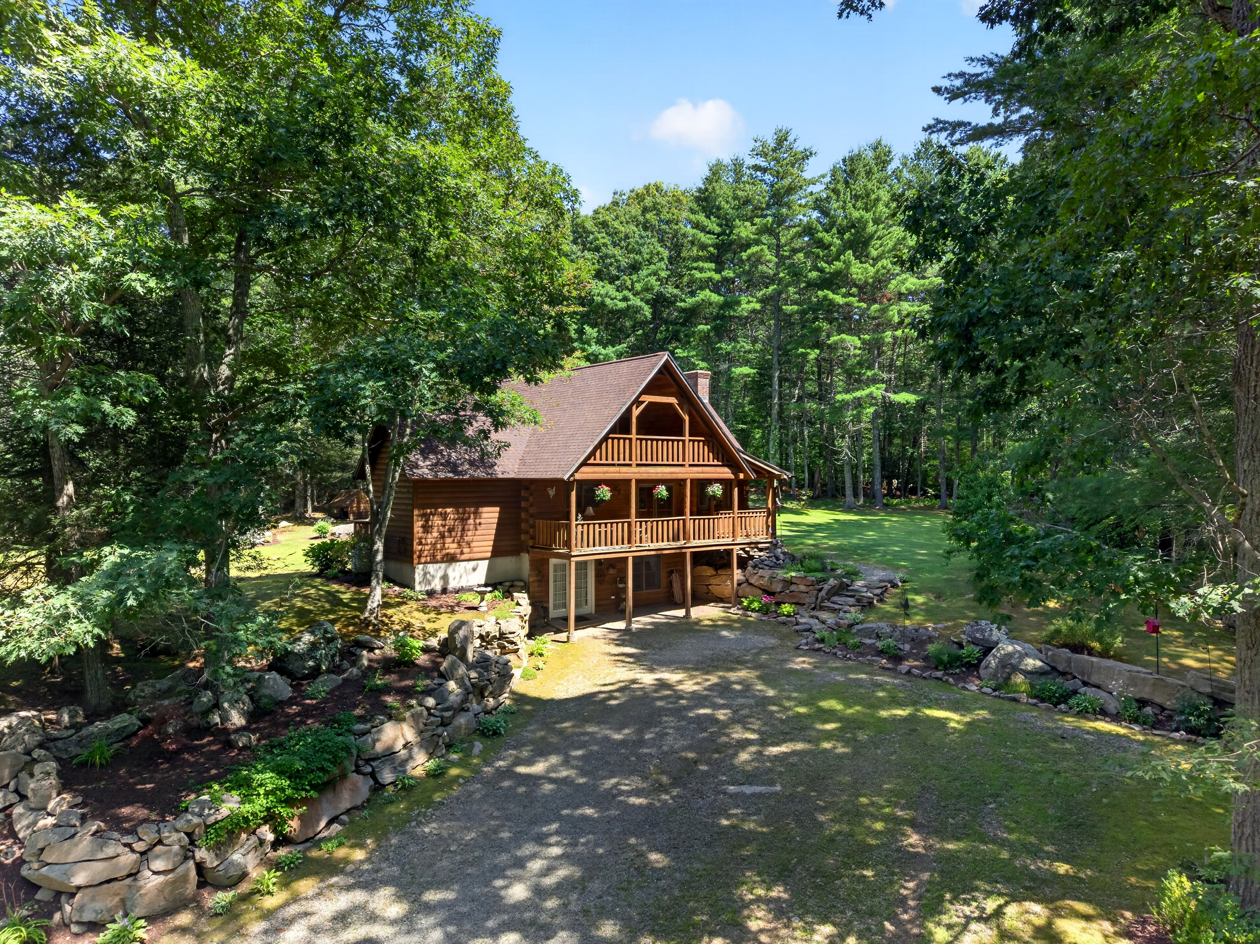  Tucked within four private, tranquil acres, this charming rustic log home offers - 物件實景