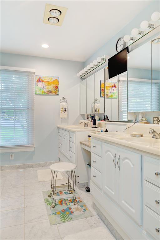 Portsmouth, Rhode Island, 02871, United States, 4 Bedrooms Bedrooms, ,5 BathroomsBathrooms,Residential,For Sale,1909701