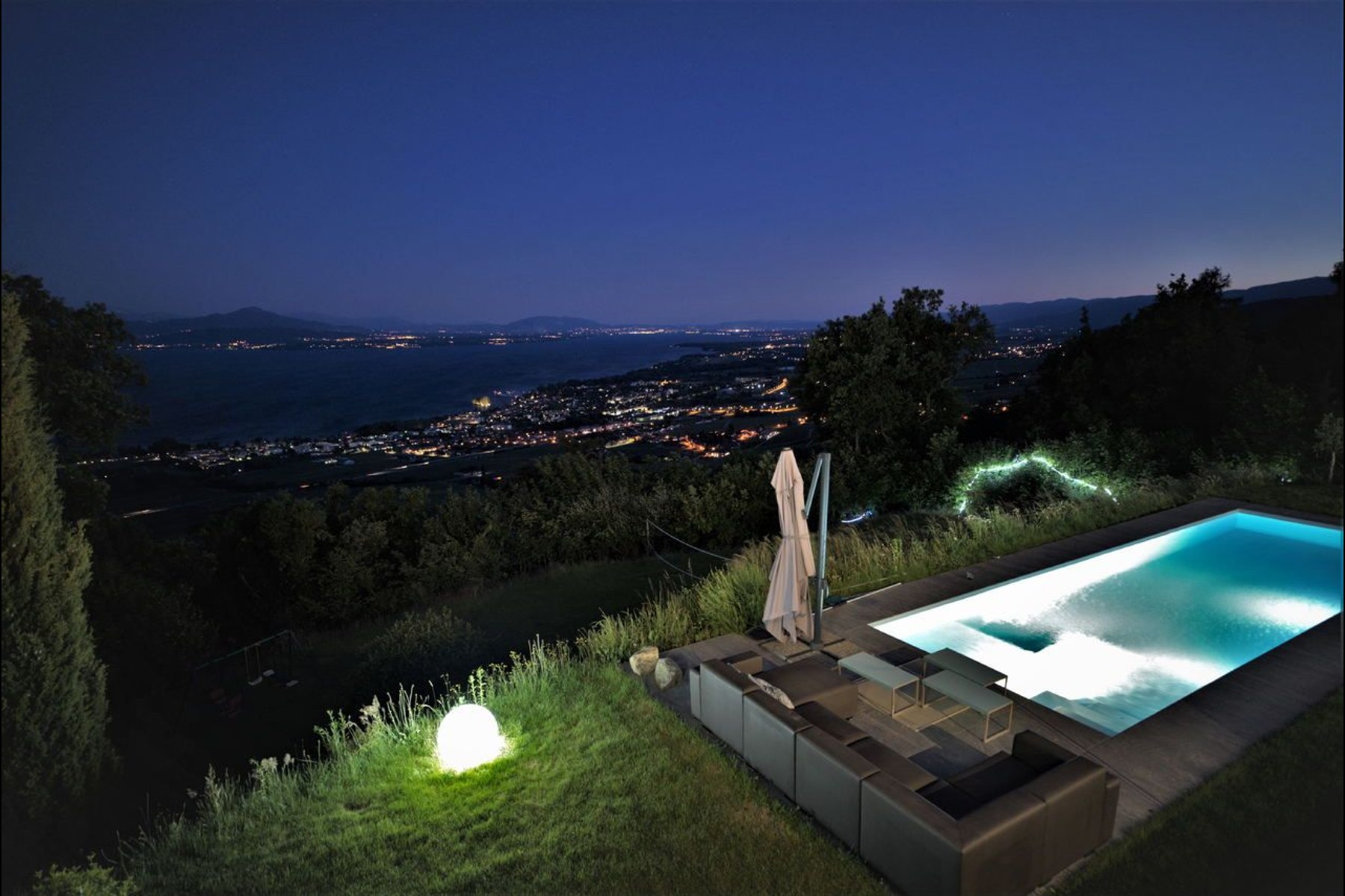  EXCEPTIONAL PANORAMIC VILLA WITH A POOL OVERLOOKING THE LAKE - 物件實景