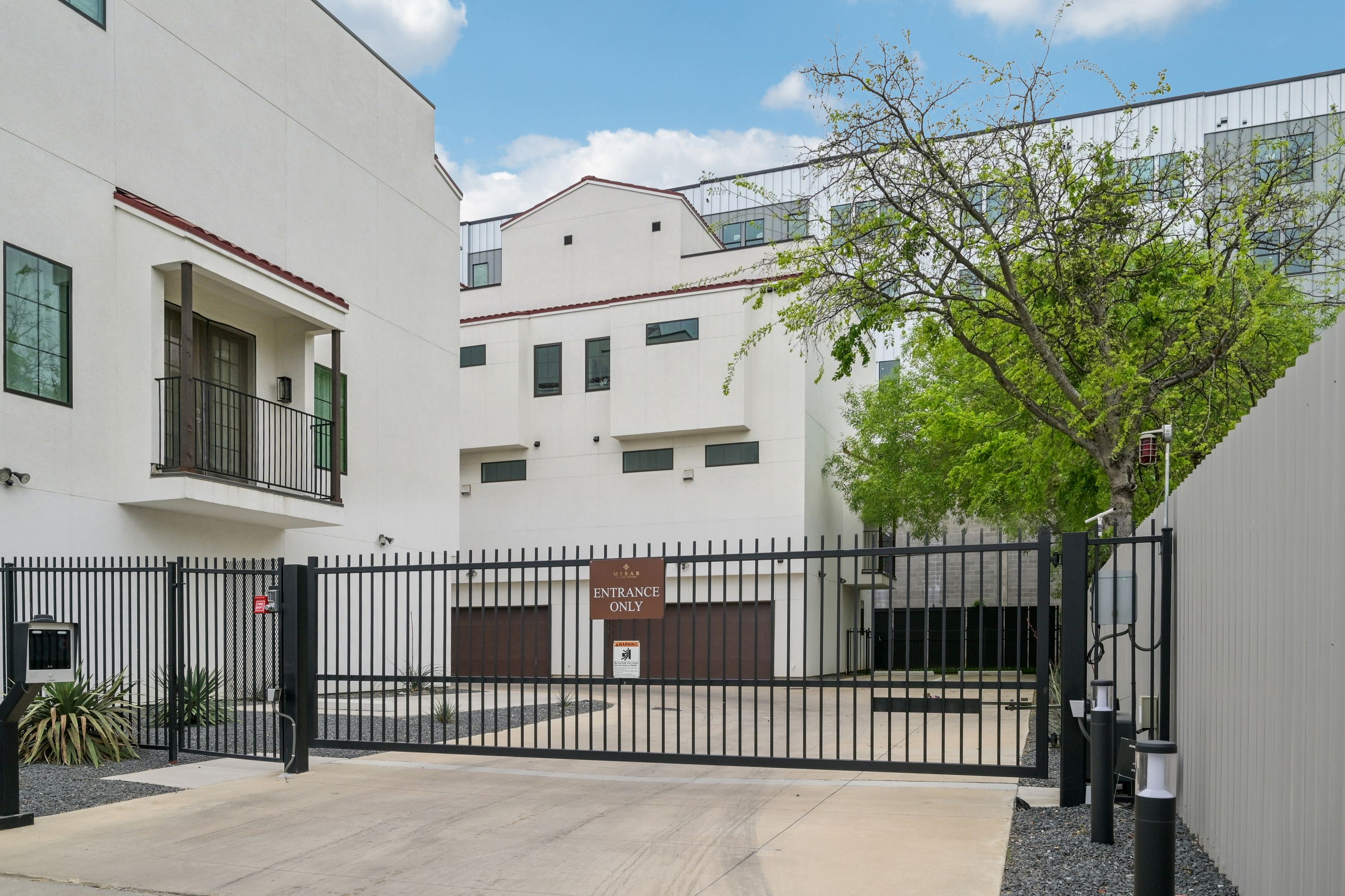  Spanish Style in the Cedars - 物件實景