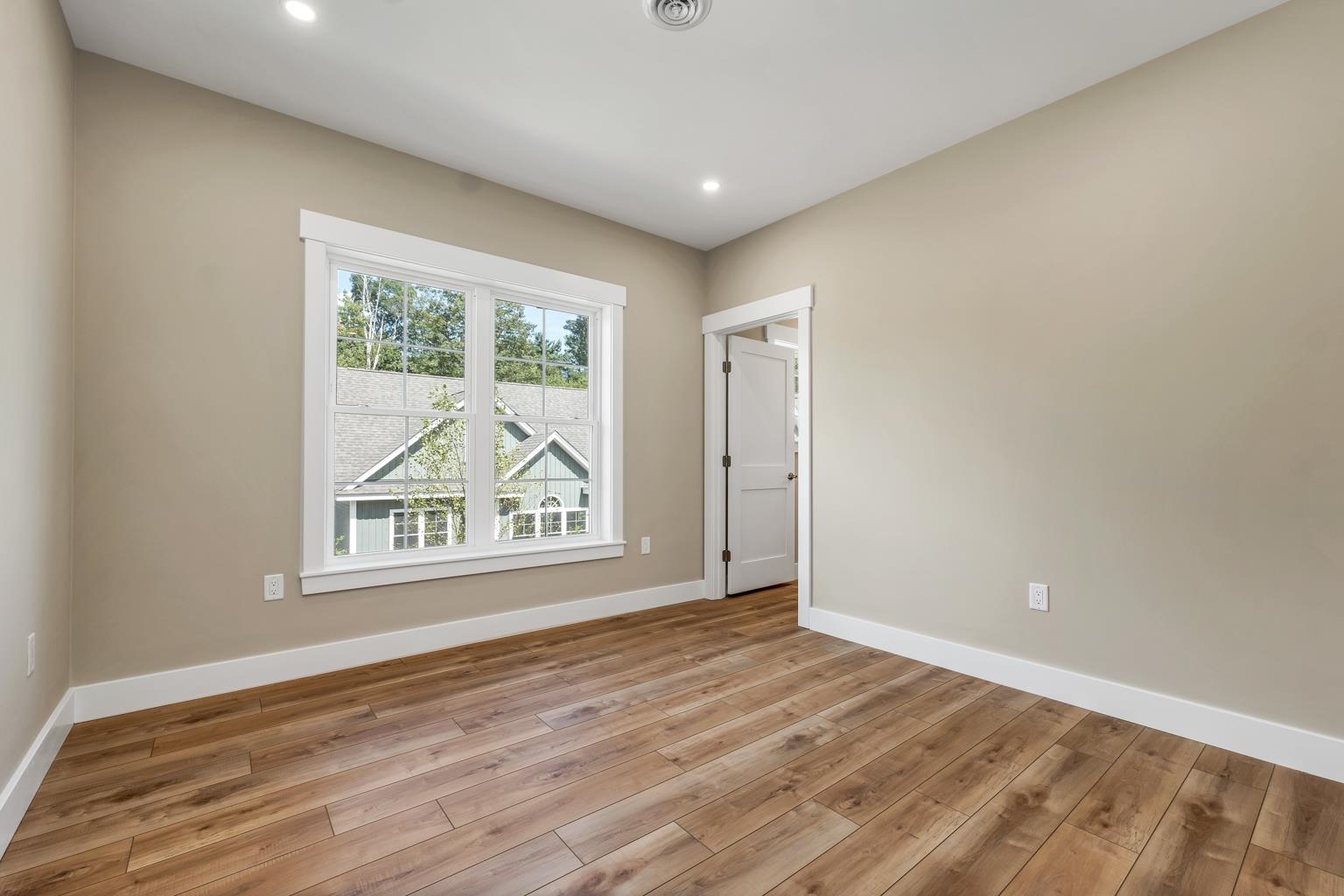 Laconia, New Hampshire, 03246, United States, 3 Bedrooms Bedrooms, ,3 BathroomsBathrooms,Residential,For Sale,1932606