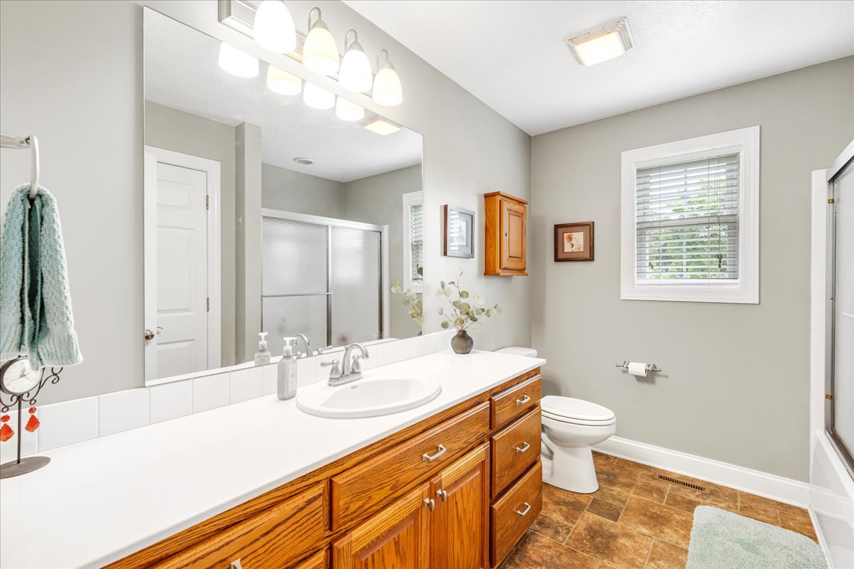 Winchester, Tennessee, 37398, United States, 4 Bedrooms Bedrooms, ,2 BathroomsBathrooms,Residential,For Sale,1921635