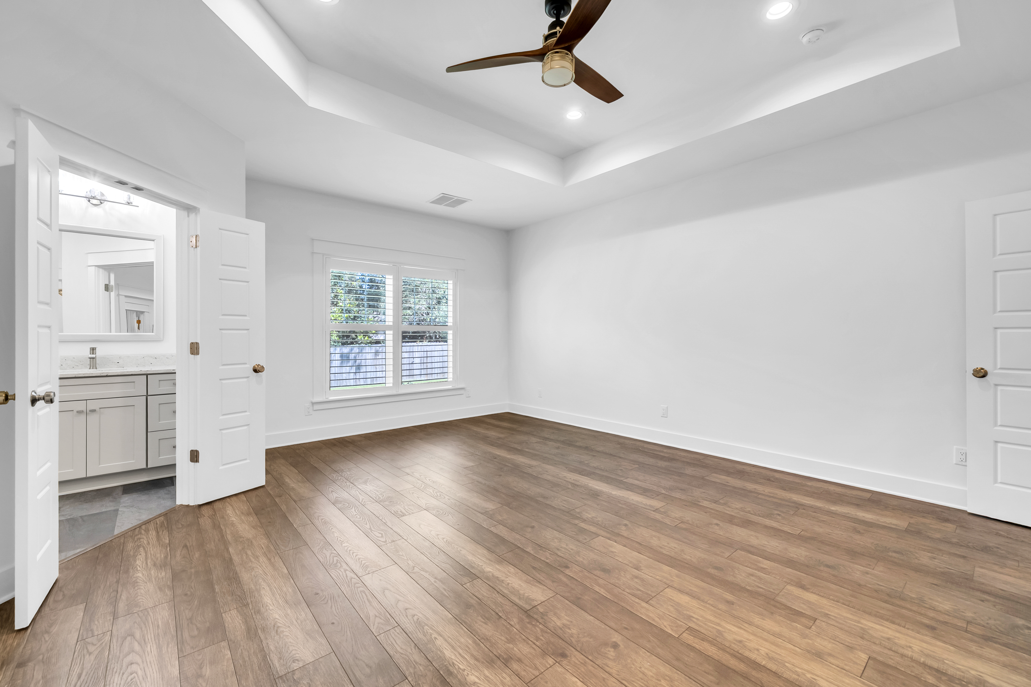  Move-In Ready Brick Home with Spacious Fenced Backyard Near the Bay - 物件實景