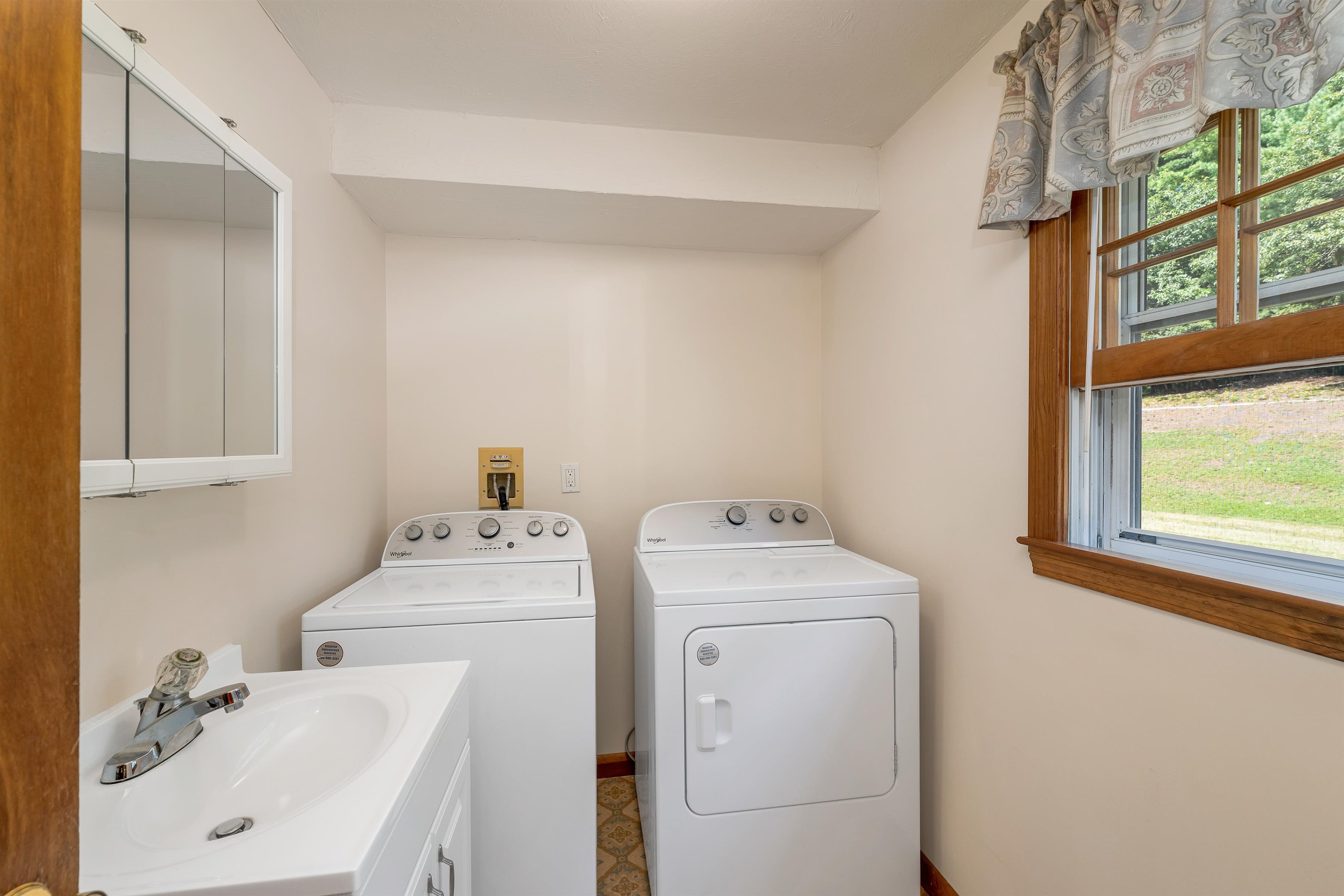 Nashua, New Hampshire, 03064, United States, 4 Bedrooms Bedrooms, ,3 BathroomsBathrooms,Residential,For Sale,1925395