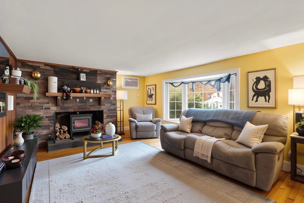 Marlborough, Massachusetts, 01752, United States, 3 Bedrooms Bedrooms, ,2 BathroomsBathrooms,Residential,For Sale,1968899