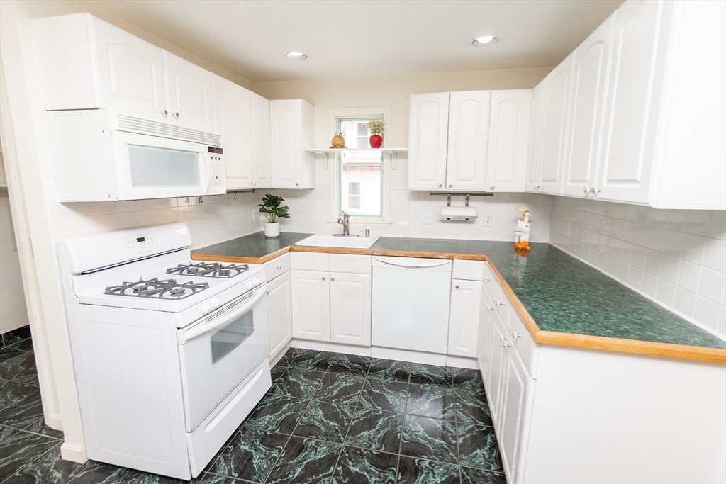 Wakefield, Massachusetts, 01880, United States, 4 Bedrooms Bedrooms, ,2 BathroomsBathrooms,Residential,For Sale,1976836