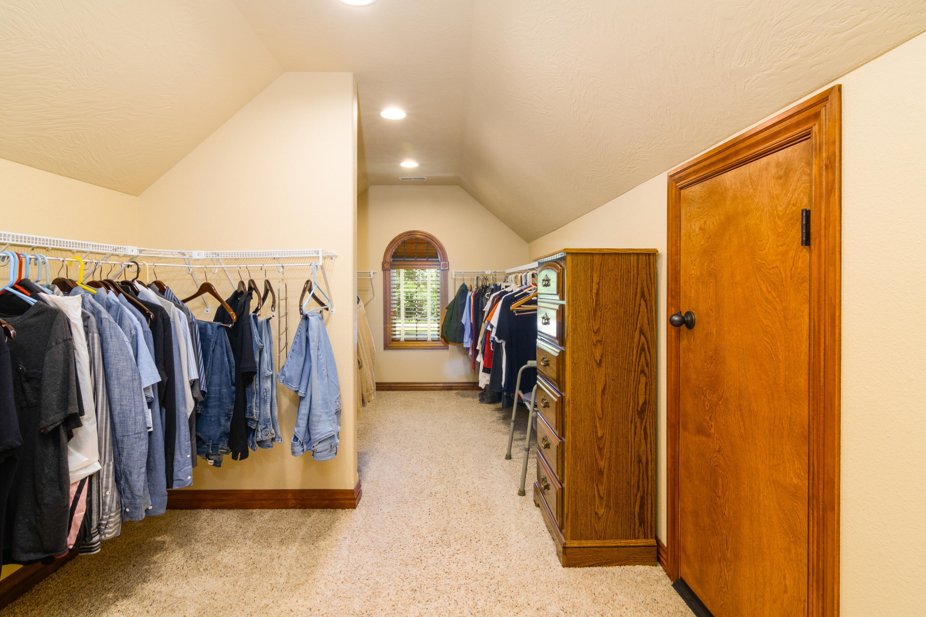 Walnut Shade, Missouri, 65771, United States, 6 Bedrooms Bedrooms, ,5 BathroomsBathrooms,Residential,For Sale,1975828