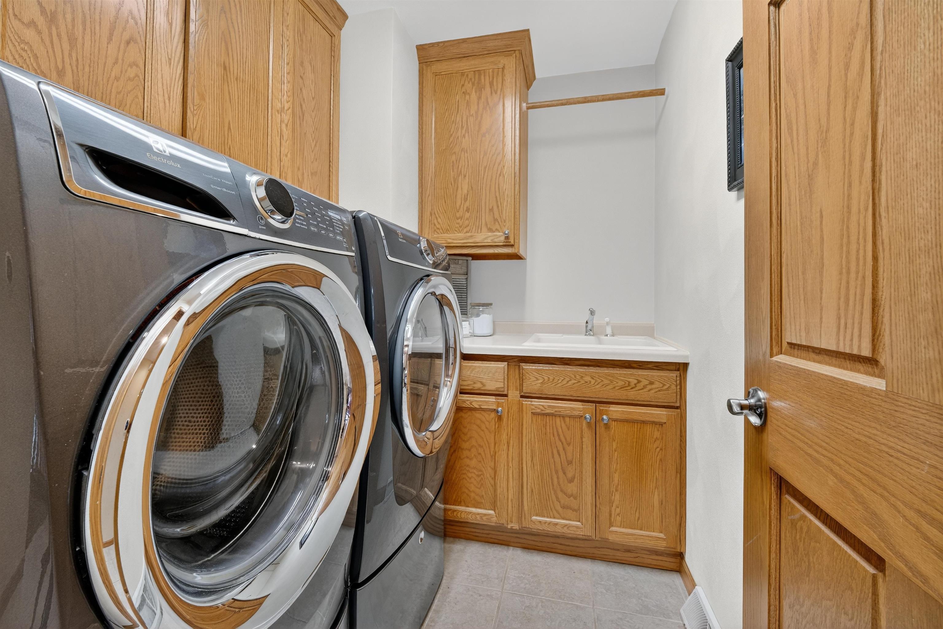 NEW LONDON, Wisconsin, 54961, United States, 3 Bedrooms Bedrooms, ,4 BathroomsBathrooms,Residential,For Sale,1996167