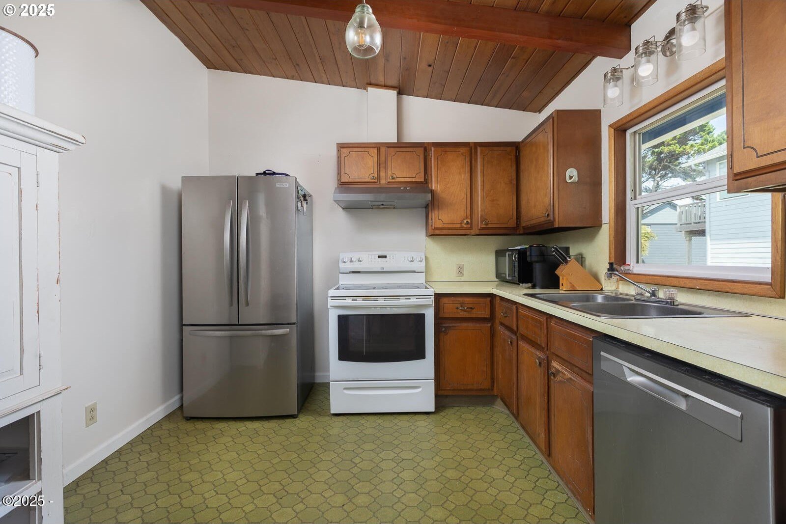 Lincoln City, Oregon, 97367, United States, 3 Bedrooms Bedrooms, ,2 BathroomsBathrooms,Residential,For Sale,1927014