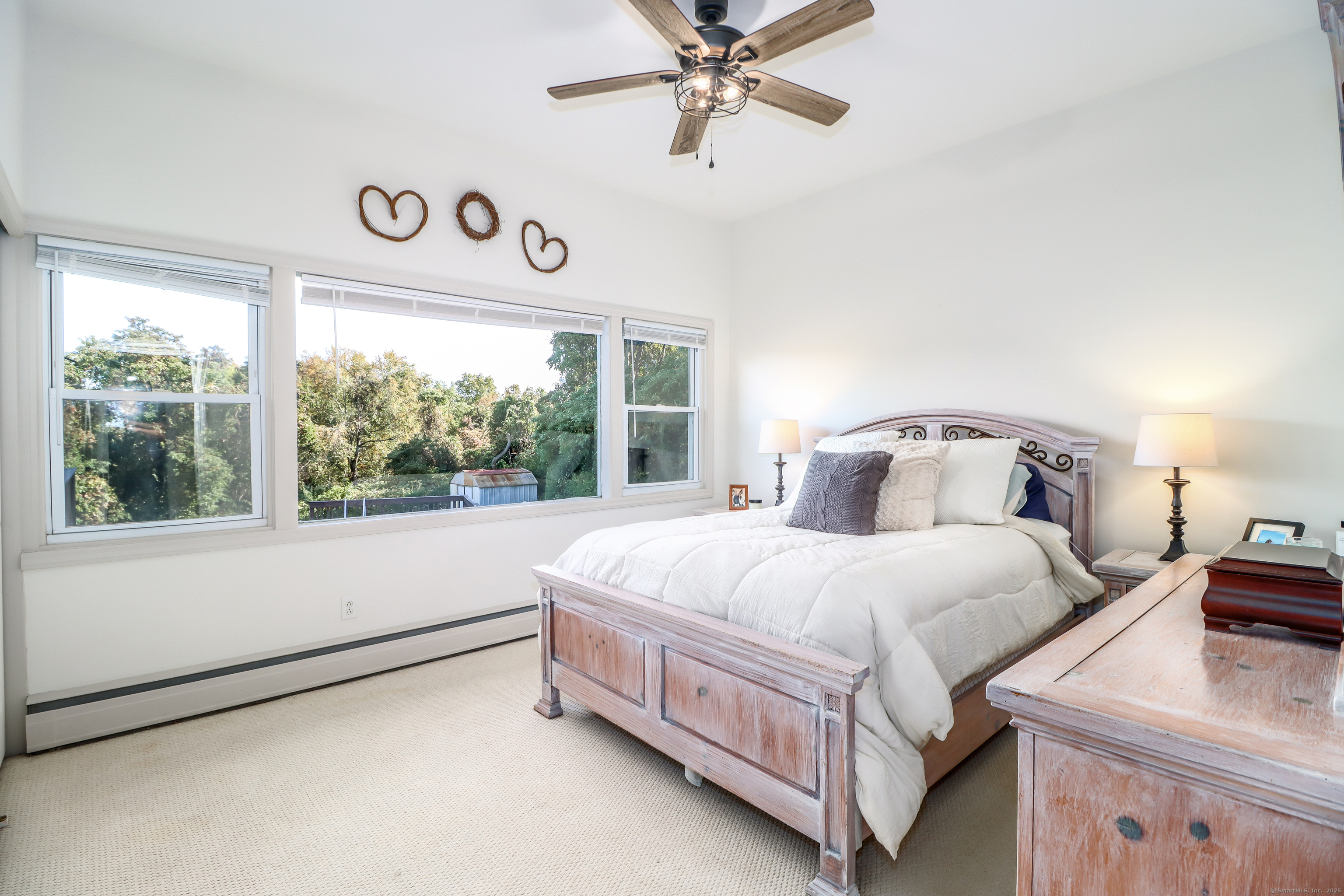 Milford, Connecticut, 06460, United States, 3 Bedrooms Bedrooms, ,2 BathroomsBathrooms,Residential,For Sale,1969052