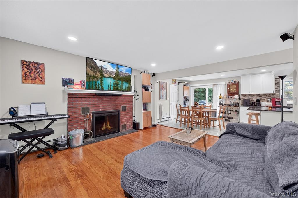 New Windsor, New York, 12553, United States, 4 Bedrooms Bedrooms, ,2 BathroomsBathrooms,Residential,For Sale,1977430