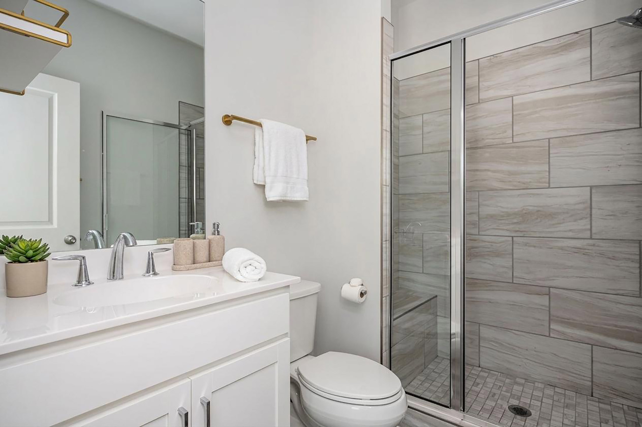  Light-filled End Unit Townhome Tucked in a Gated Westside Community - 物件實景