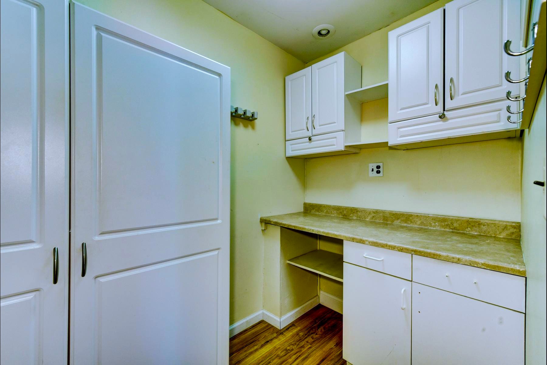  ?Glenwood? Neighborhood Colonial Offers Privacy and Flexibility - 物件實景