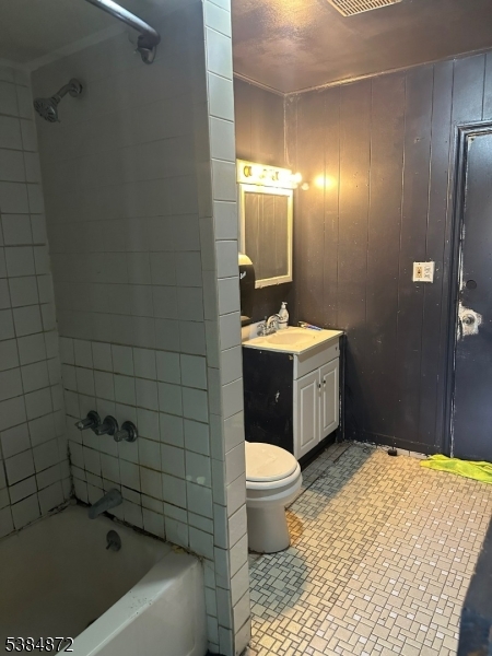 Irvington Twp., New Jersey, 07111, United States, 6 Bedrooms Bedrooms, ,4 BathroomsBathrooms,Residential,For Sale,1947988