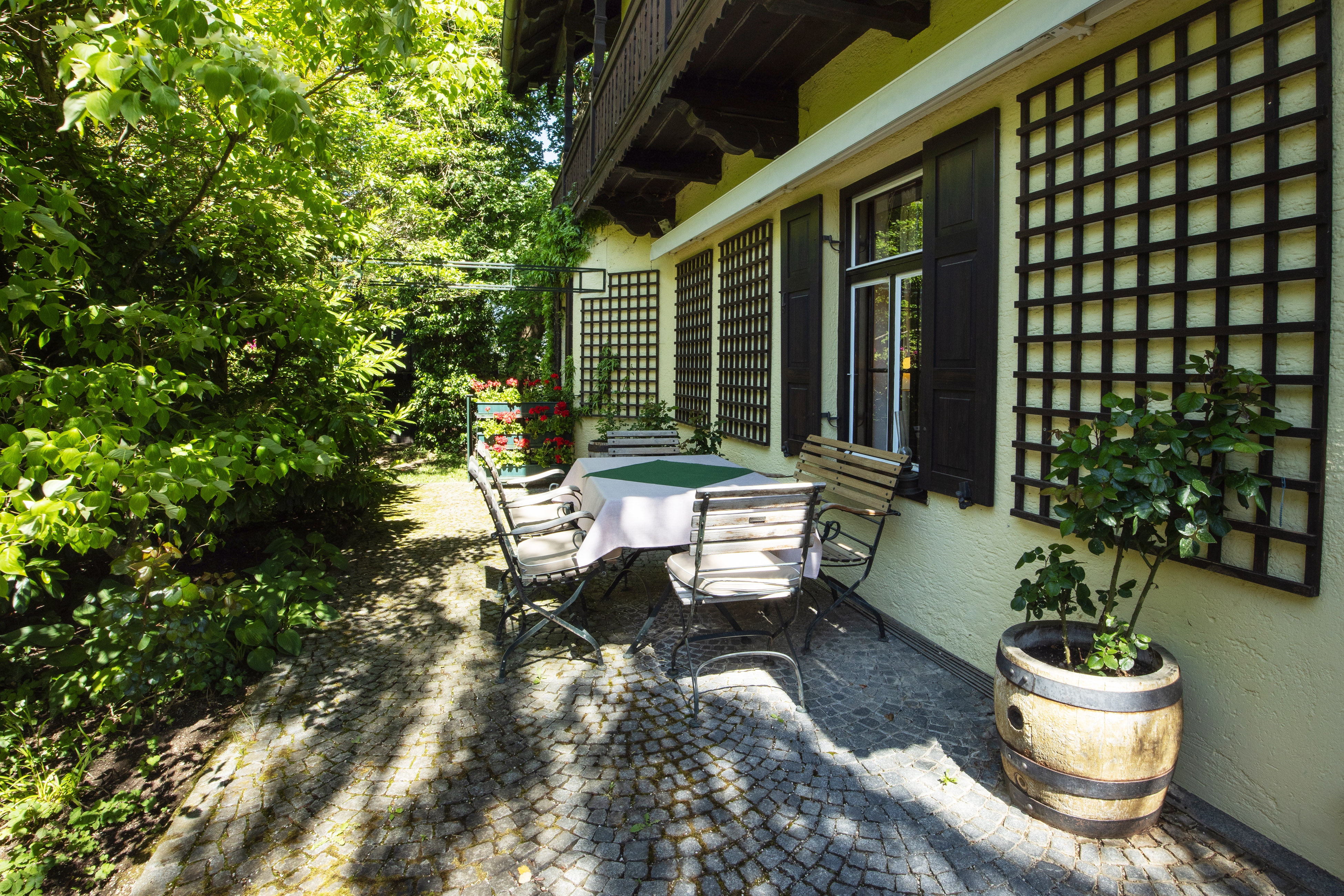  A charming country house in the traditional style—surrounded by mature trees - 物件實景