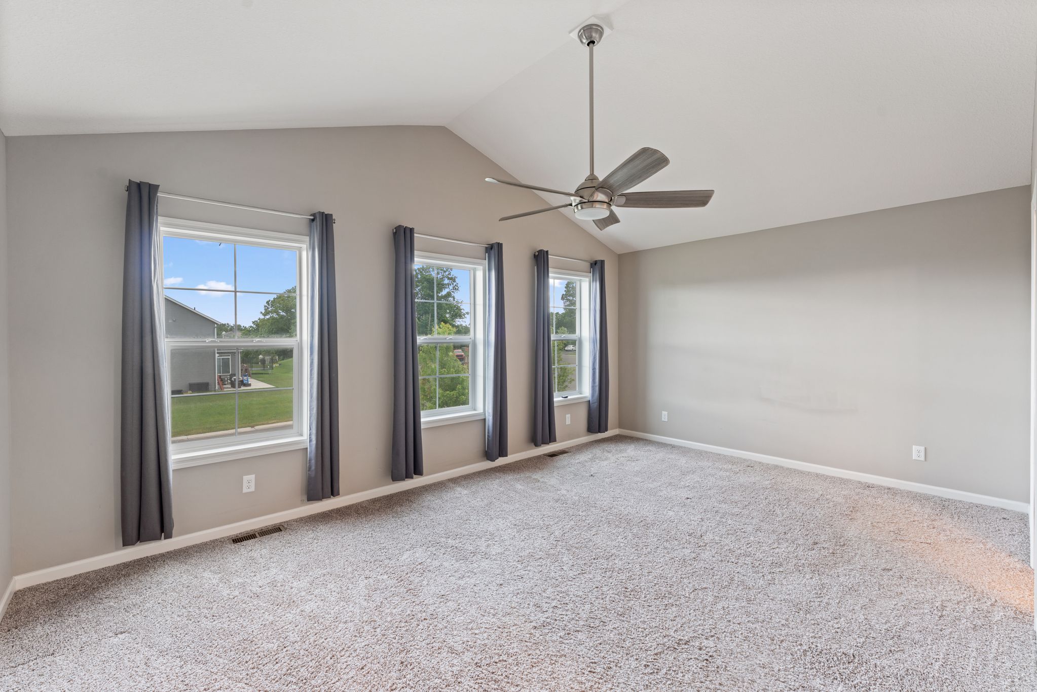  Spacious Walkout Living on a Prime Corner Lot - 物件實景