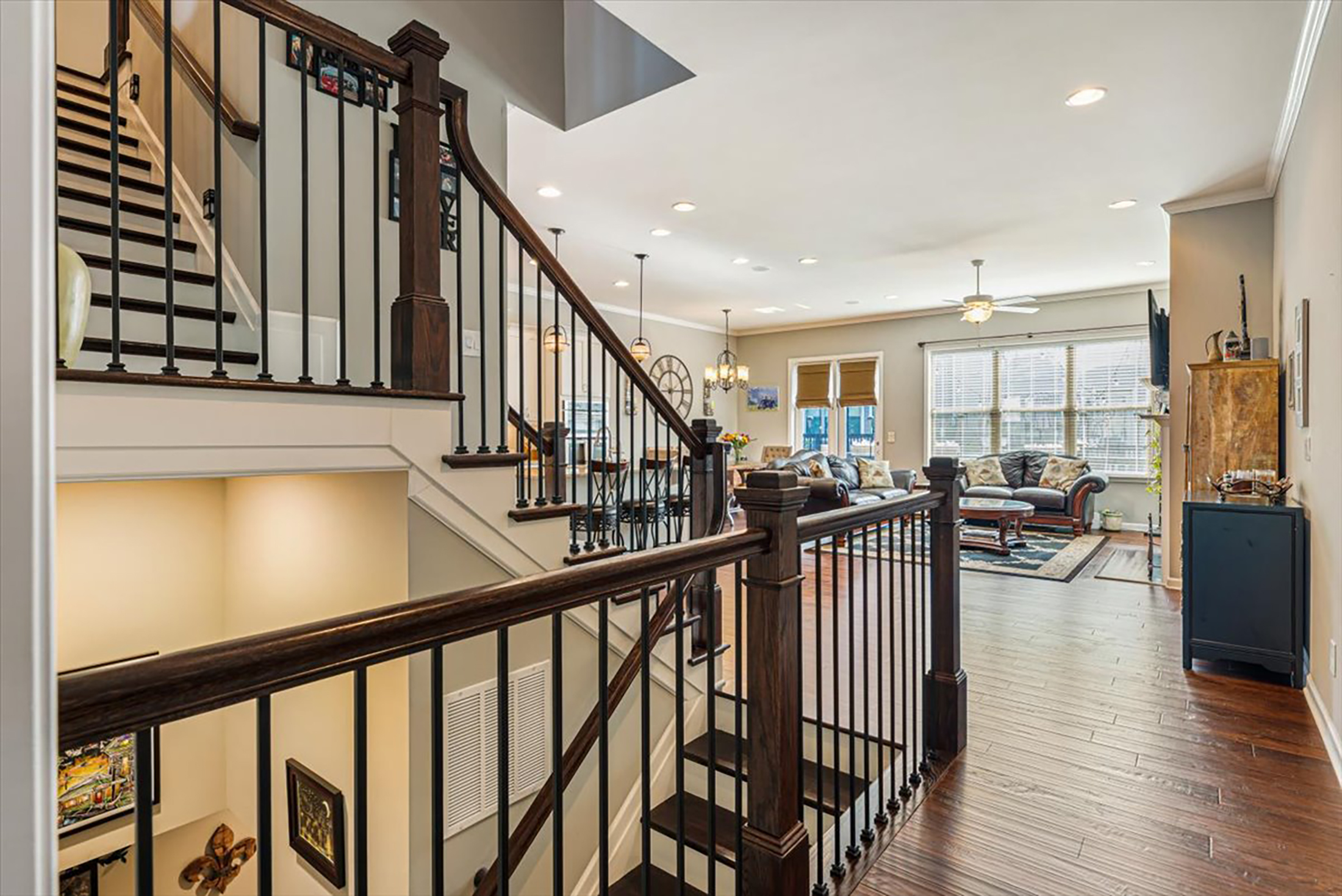  Beautifully Maintained Townhome in Gated Community - 物件實景