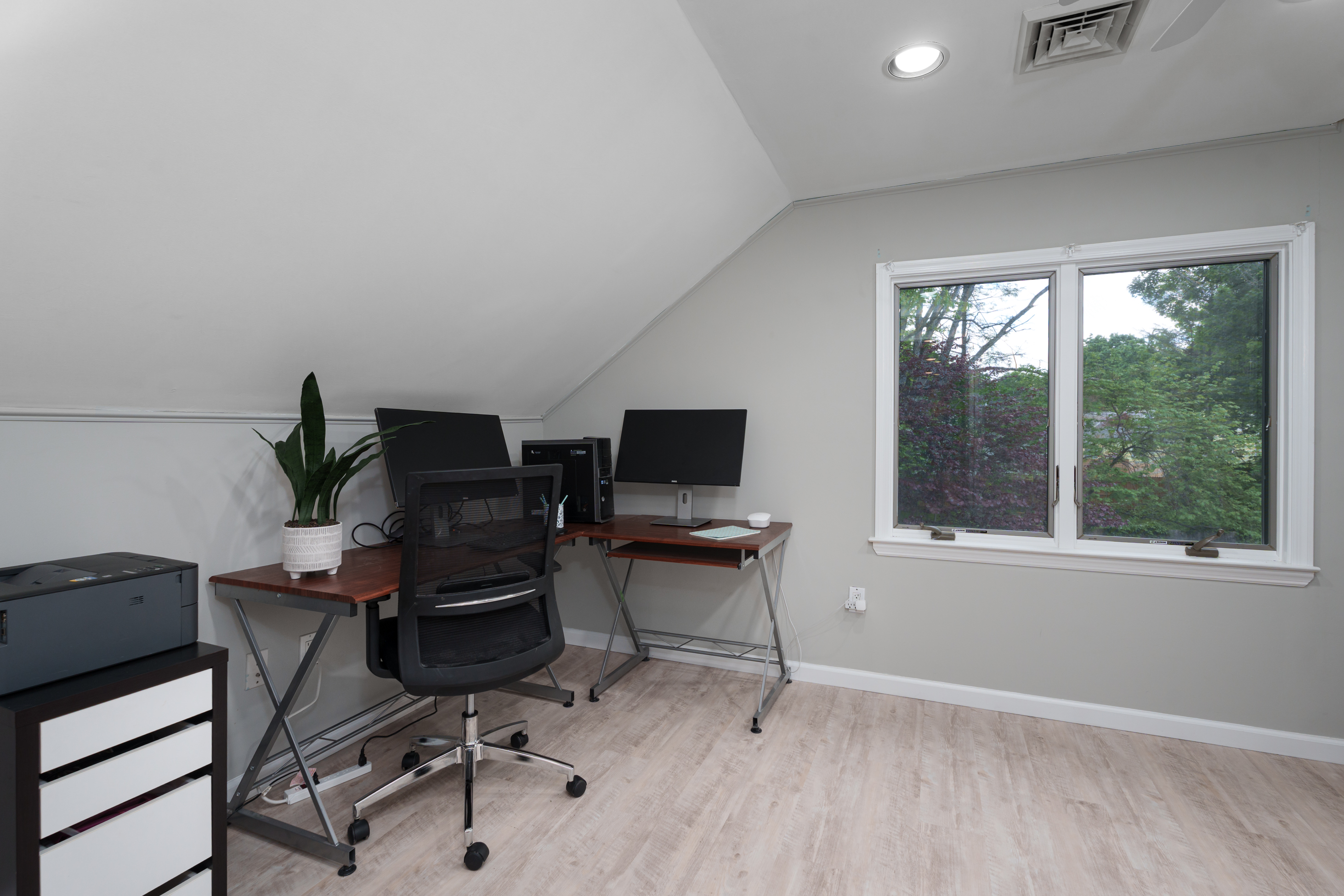  Coveted Western Section Mid-Century Modern Home with an Adaptable Floor Plan - 物件實景