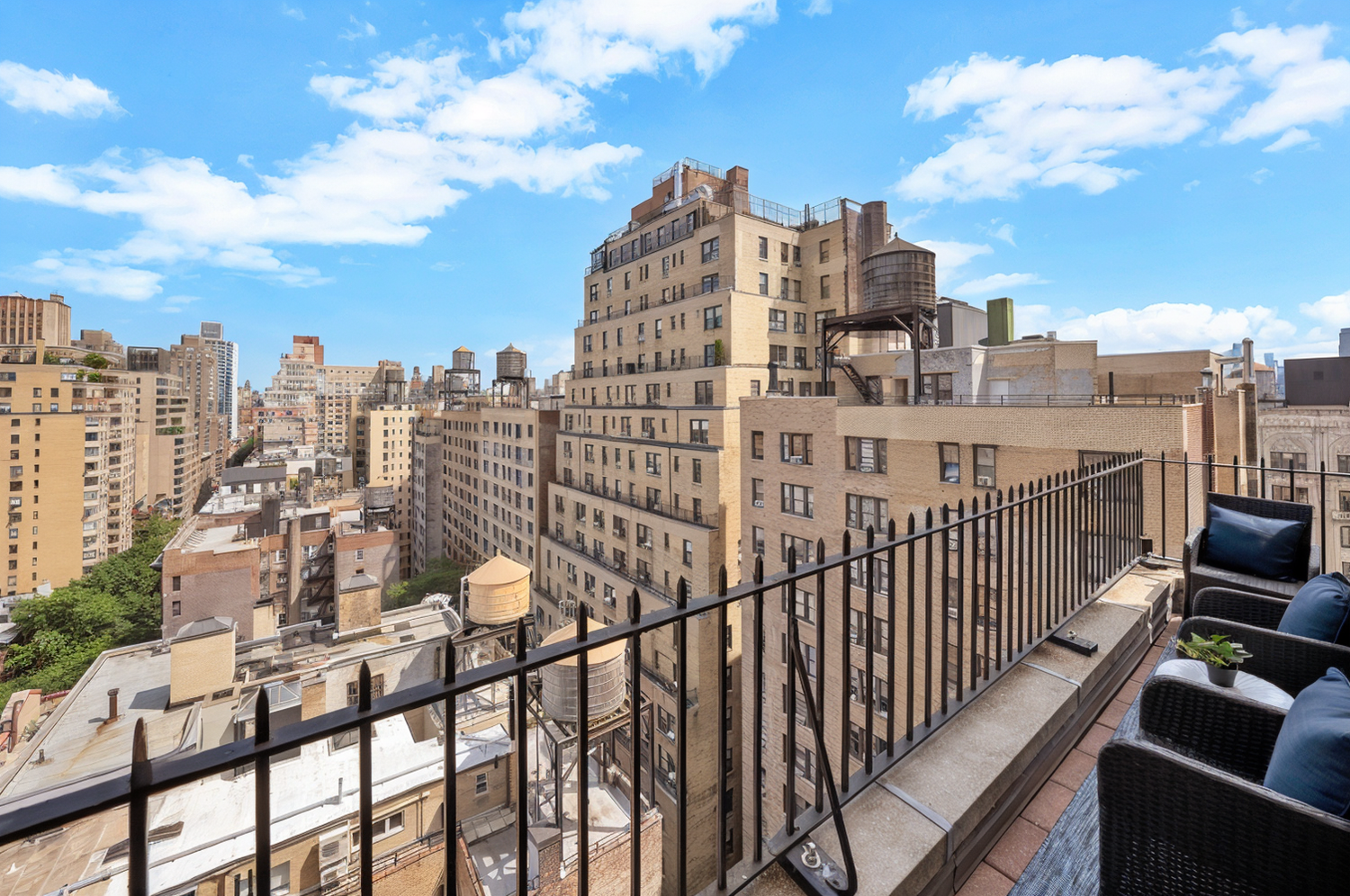 New York City, New York, 10024, United States, 4 Bedrooms Bedrooms, ,3 BathroomsBathrooms,Residential,For Sale,1760875