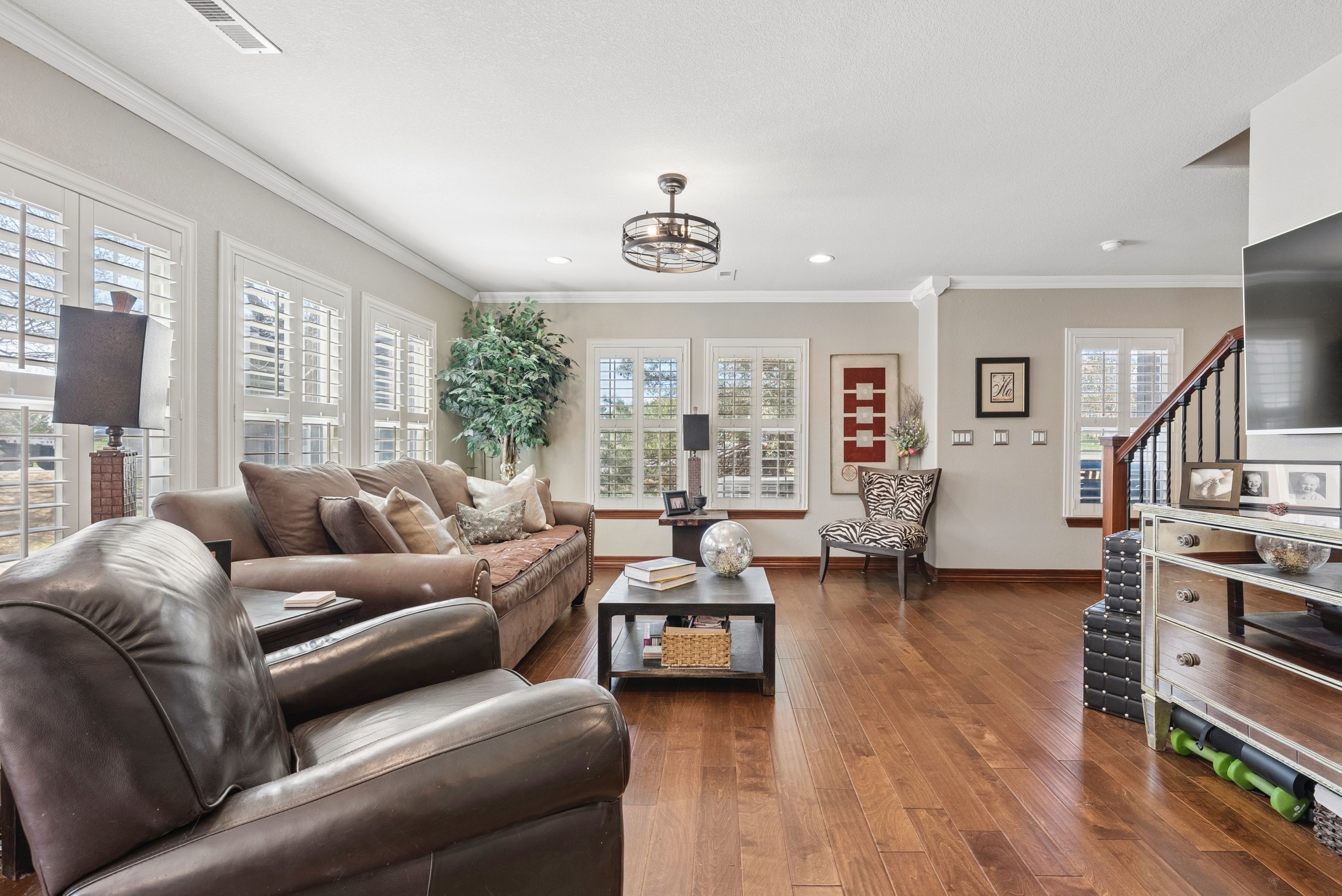  Maintenance-free, Updated Townhome In Prime Location - 物件實景