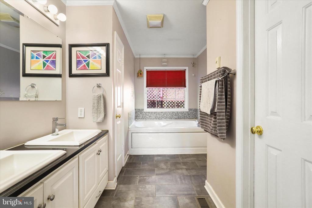 Front Royal, Virginia, 22630, United States, 4 Bedrooms Bedrooms, ,4 BathroomsBathrooms,Residential,For Sale,1994822