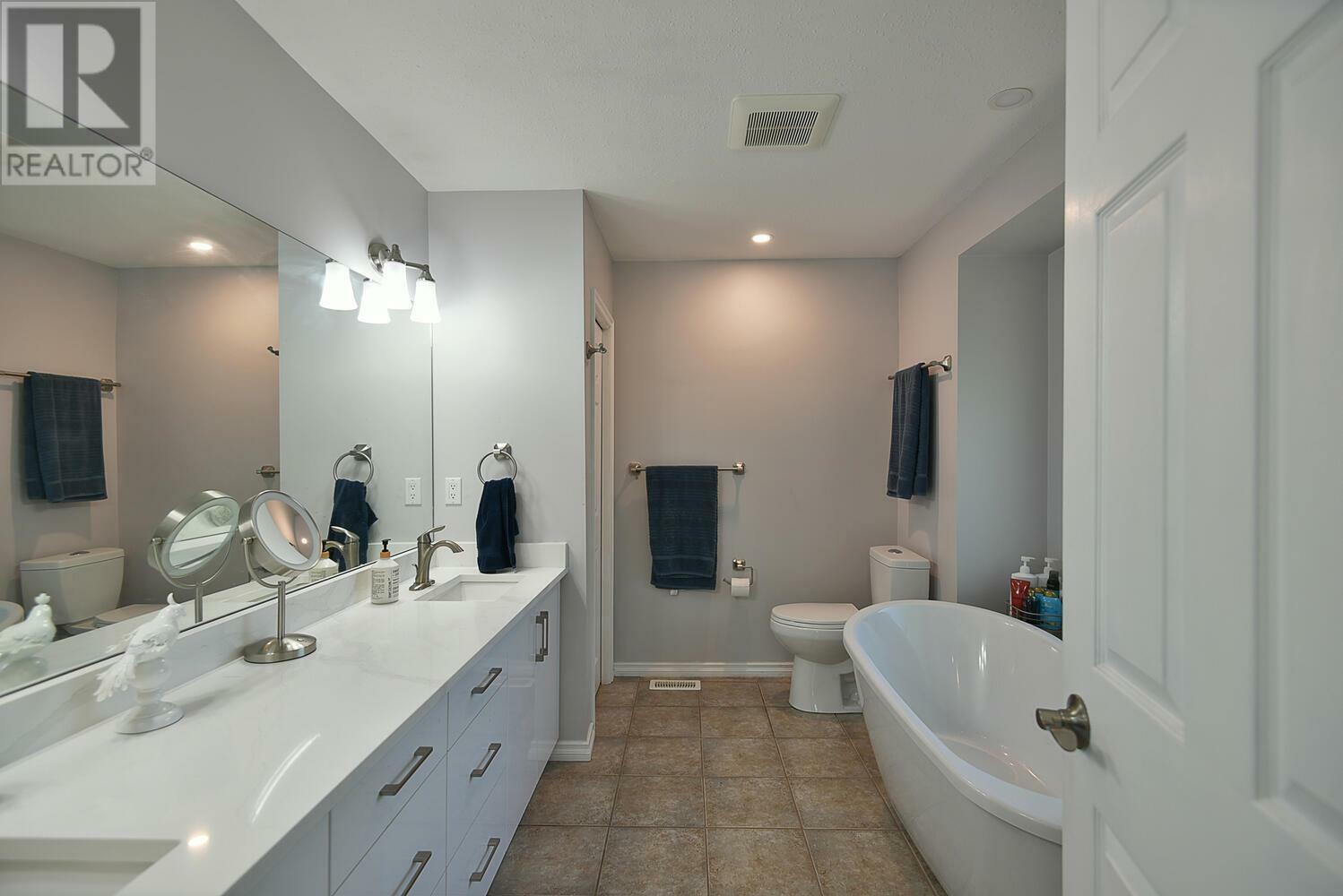 MADEIRA PARK, British Columbia, V0N 2H1, CA, 3 Bedrooms Bedrooms, ,3 BathroomsBathrooms,Residential,For Sale,1837526